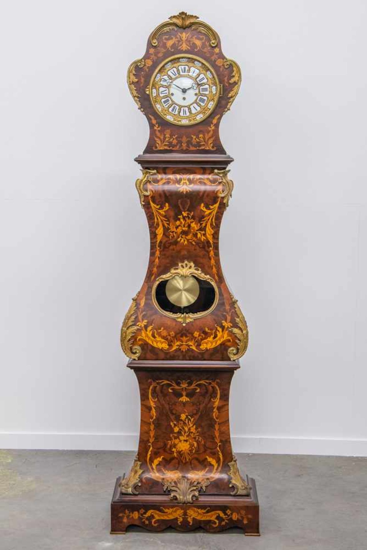 Stainding clock, marquetry inlay and mounted bronze. 1970 Length: 0 cm , Width: 59 cm, Hight: 205 - Bild 2 aus 9