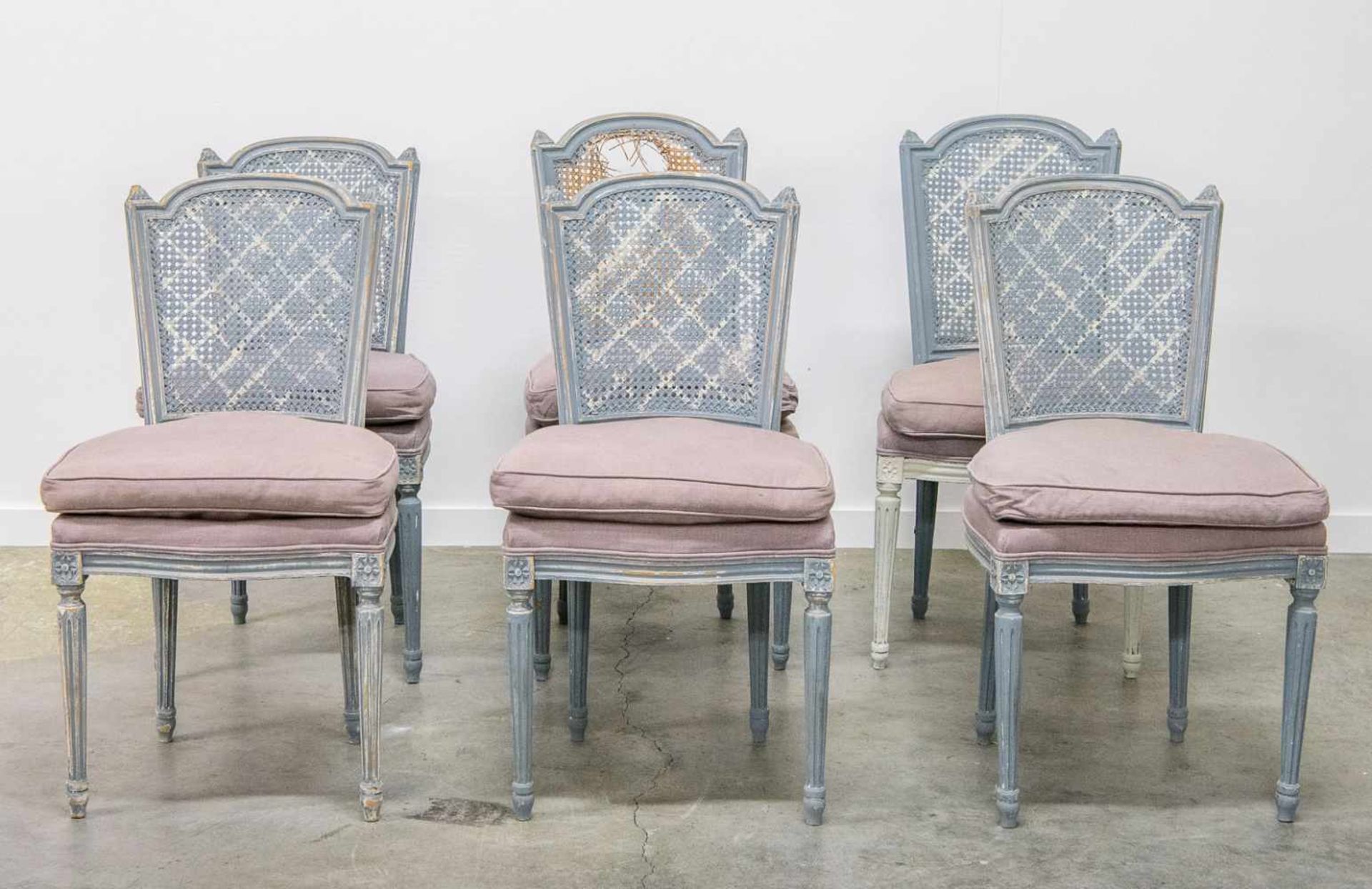 Set of 6 chairs in Louis XVI style, patinated blue and finished with a cushion. (1 to restore) - Bild 3 aus 9