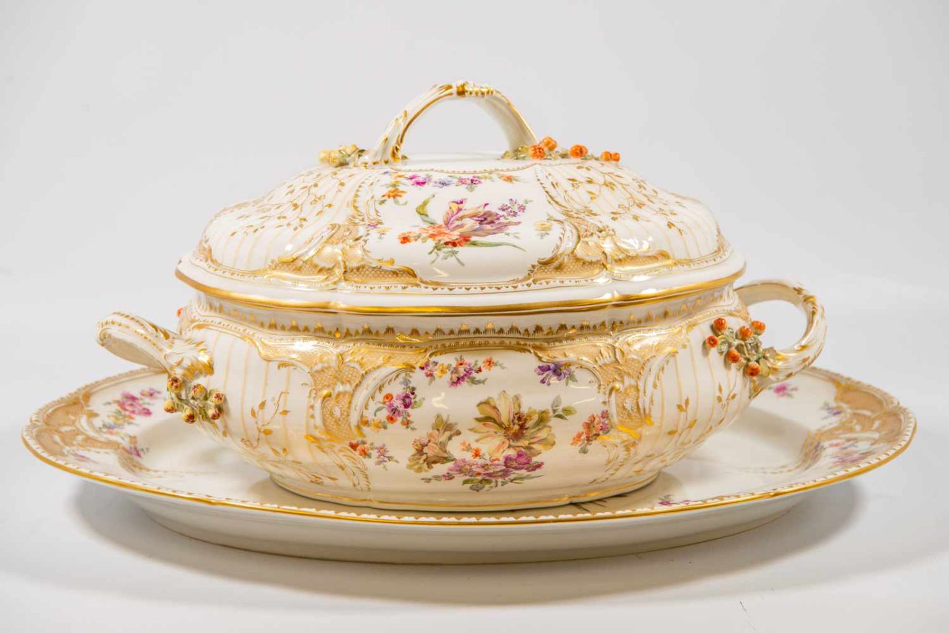 Exceptional dinner service of 66 pieces, handpainted decorations, Marked KPM. (1 small chip) Length: - Bild 12 aus 35