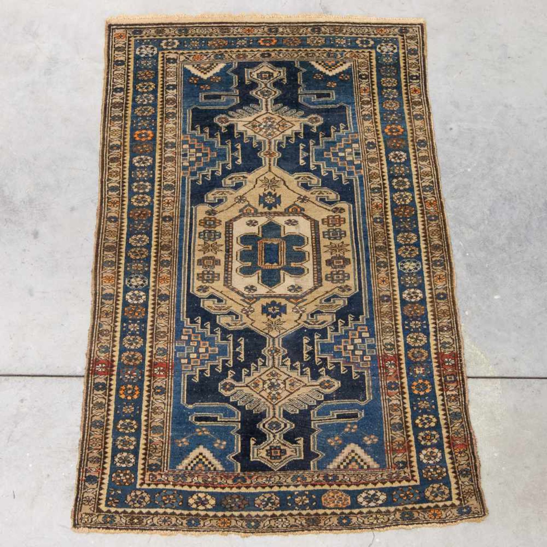 Hand-woven Carpet Length: 122 cm , Width: 186 cm, Hight: 0 cm, Diameter: 0 cm