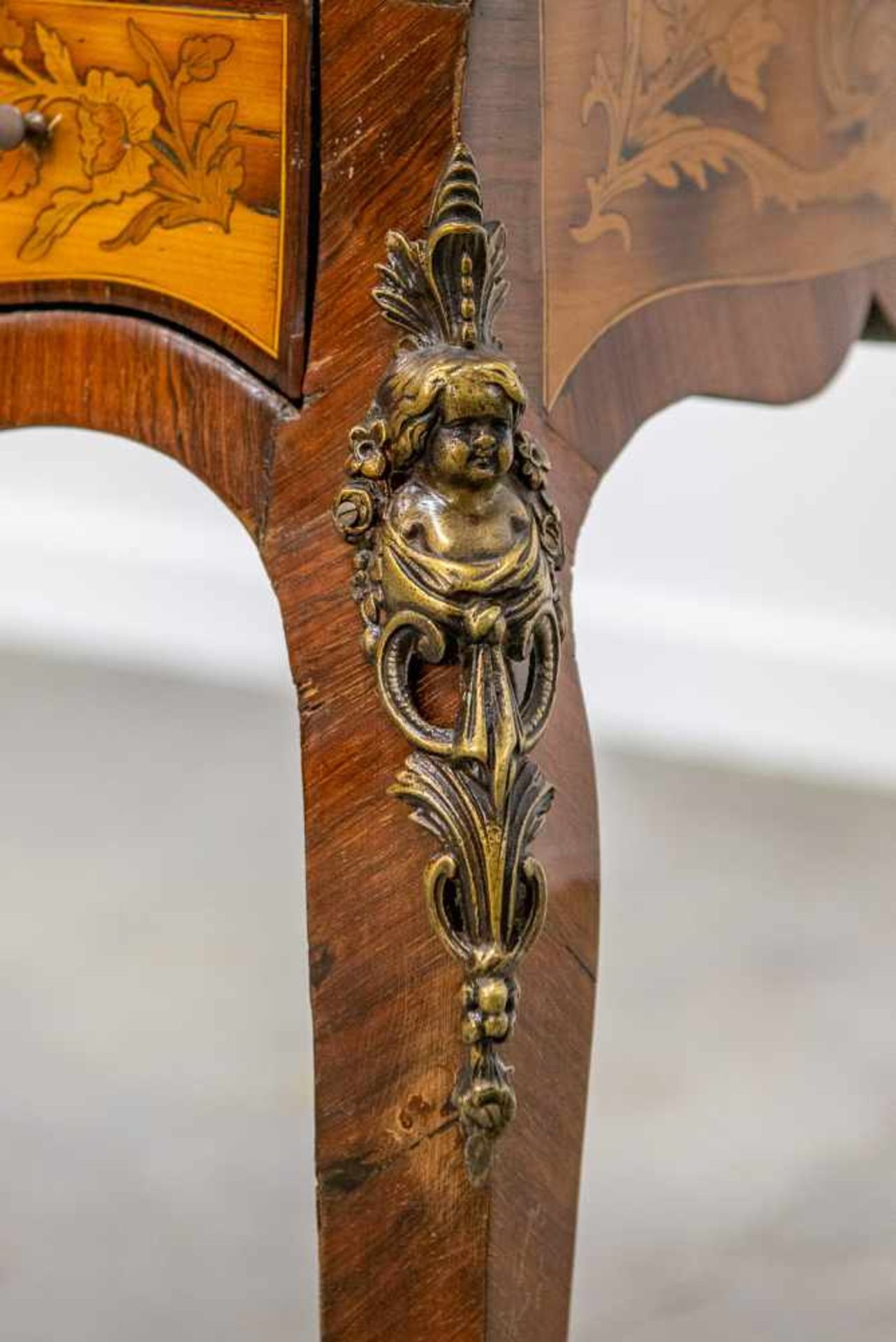 Writing desk with marquettry inlay in floral patterns. Mounted bronze putti, 20th century. Length: - Bild 5 aus 13