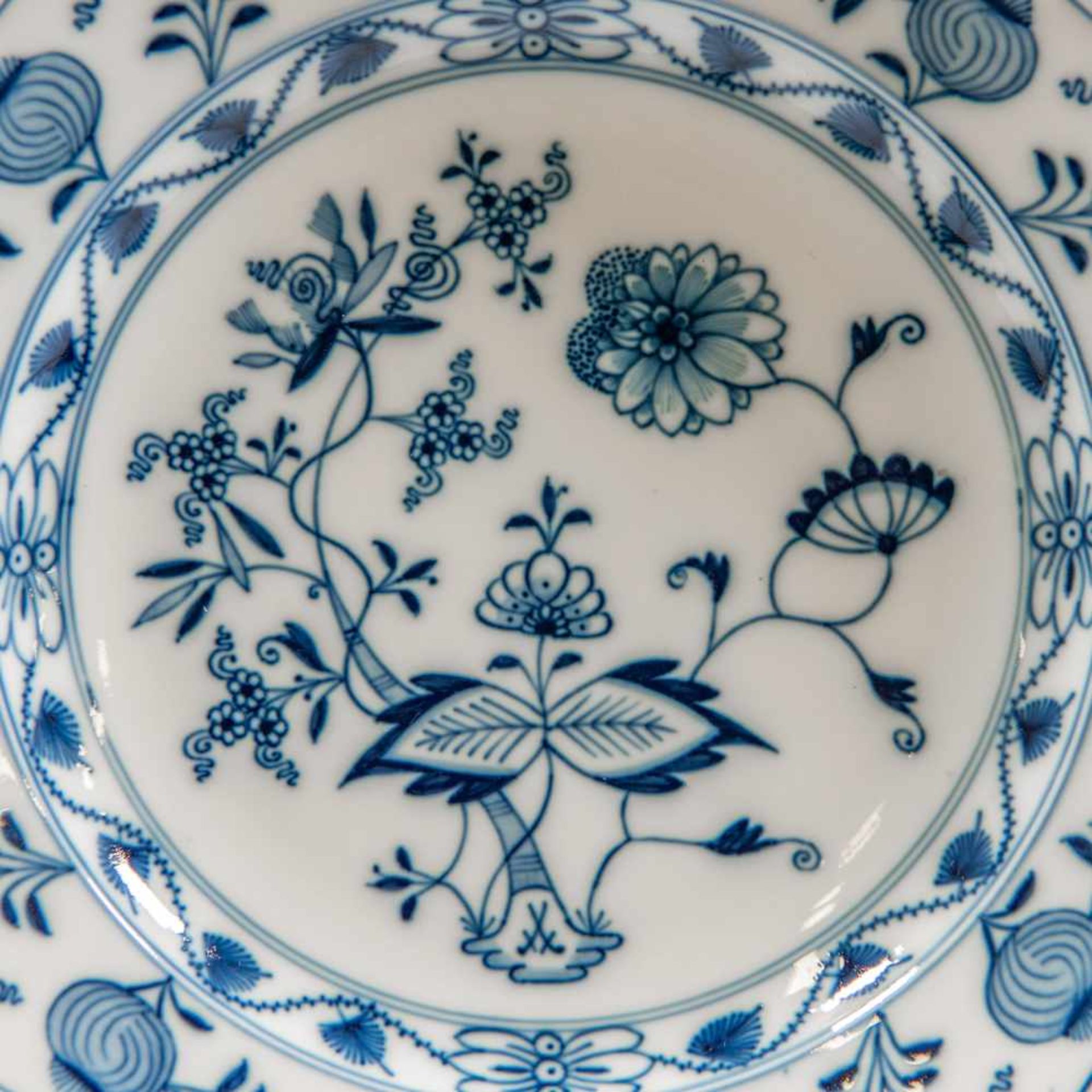 Collection of 12 Meissen porselein plates, marked with crossed swords, Meissen zwiebelmuster - Image 3 of 4