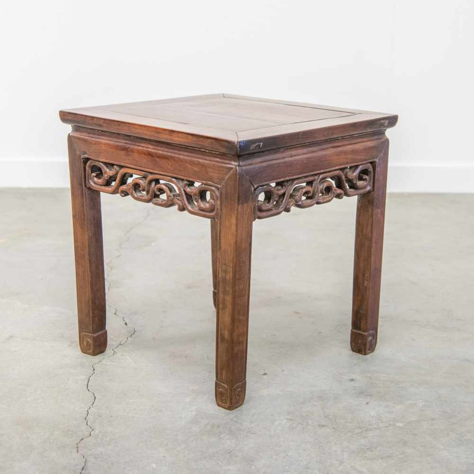 Eastern hardwood side table. Length: 40,5 cm , Width: 40,5 cm, Hight: 43 cm, Diameter: 0 cm