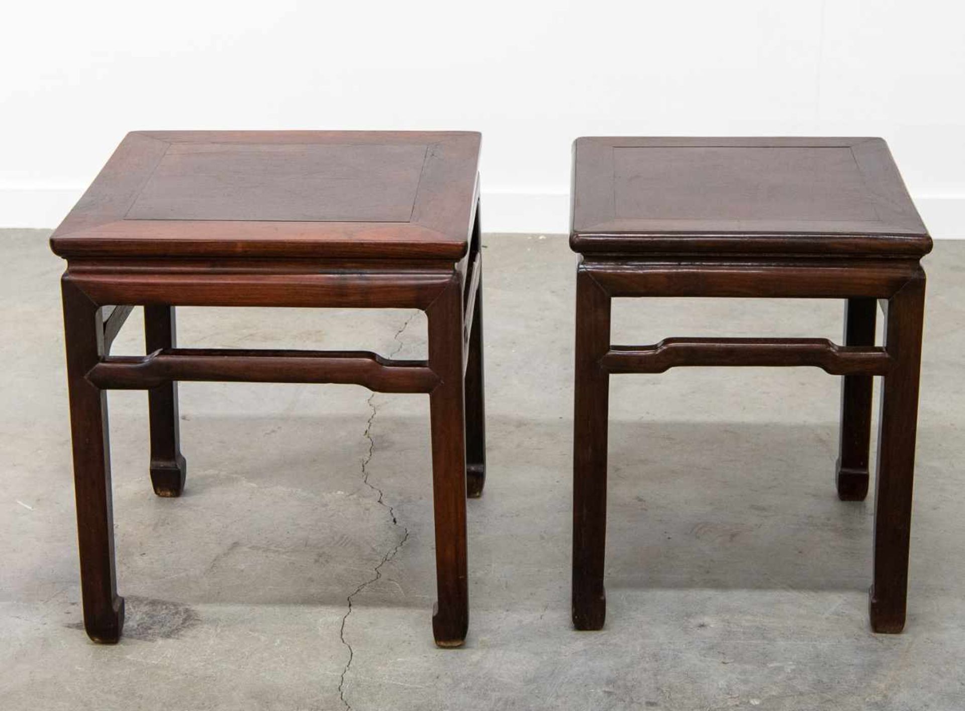 Eastern hardwood side tables. Length: 46,5 / 40,5 cm , Width: 46,5 / 40,5 cm, Hight: 51,56 cm, - Bild 2 aus 7