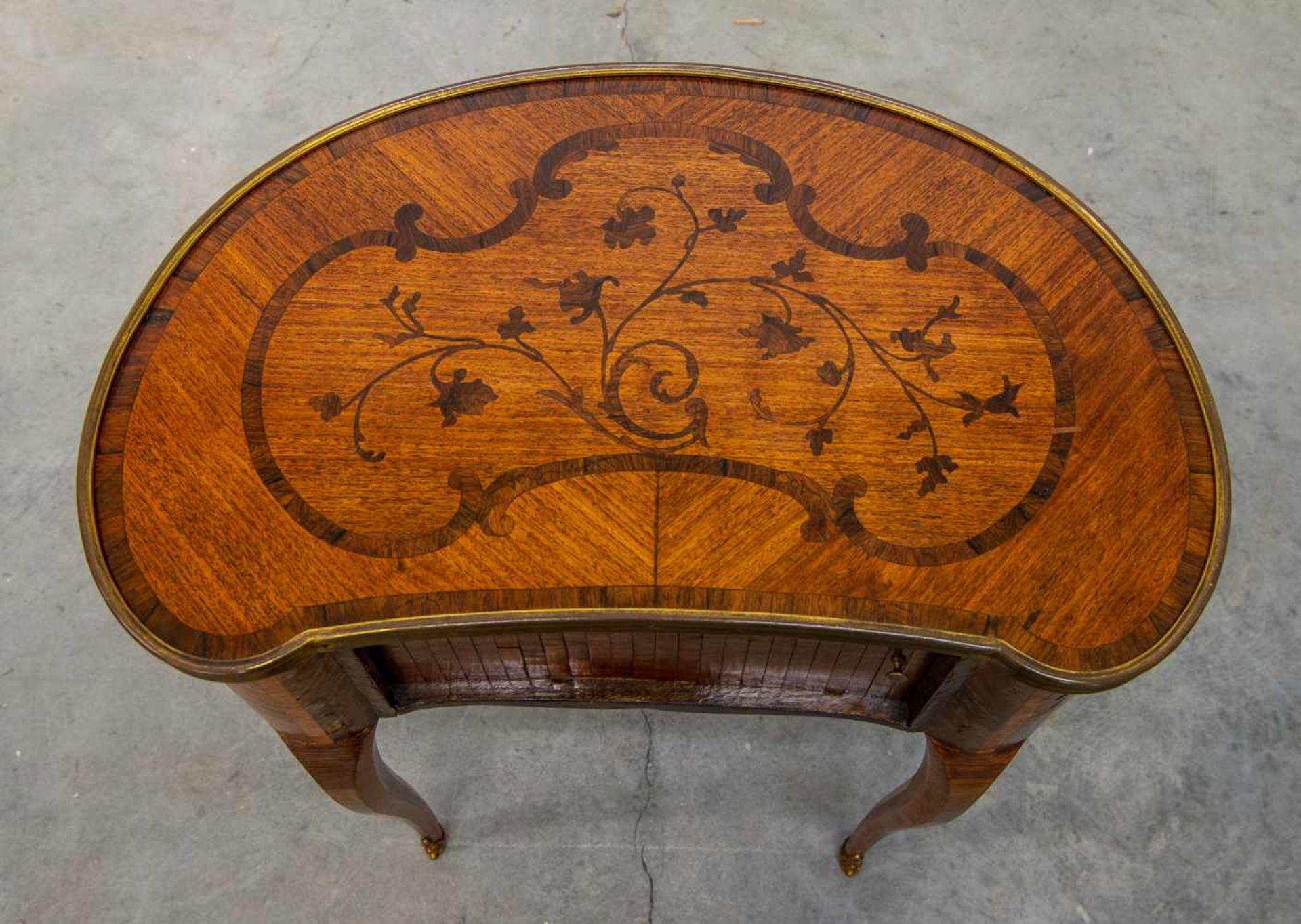 Kidney table, with marquetry inlay, rolling shutter and 2 hidden drawers, 19th century Length: 56 cm - Bild 2 aus 5