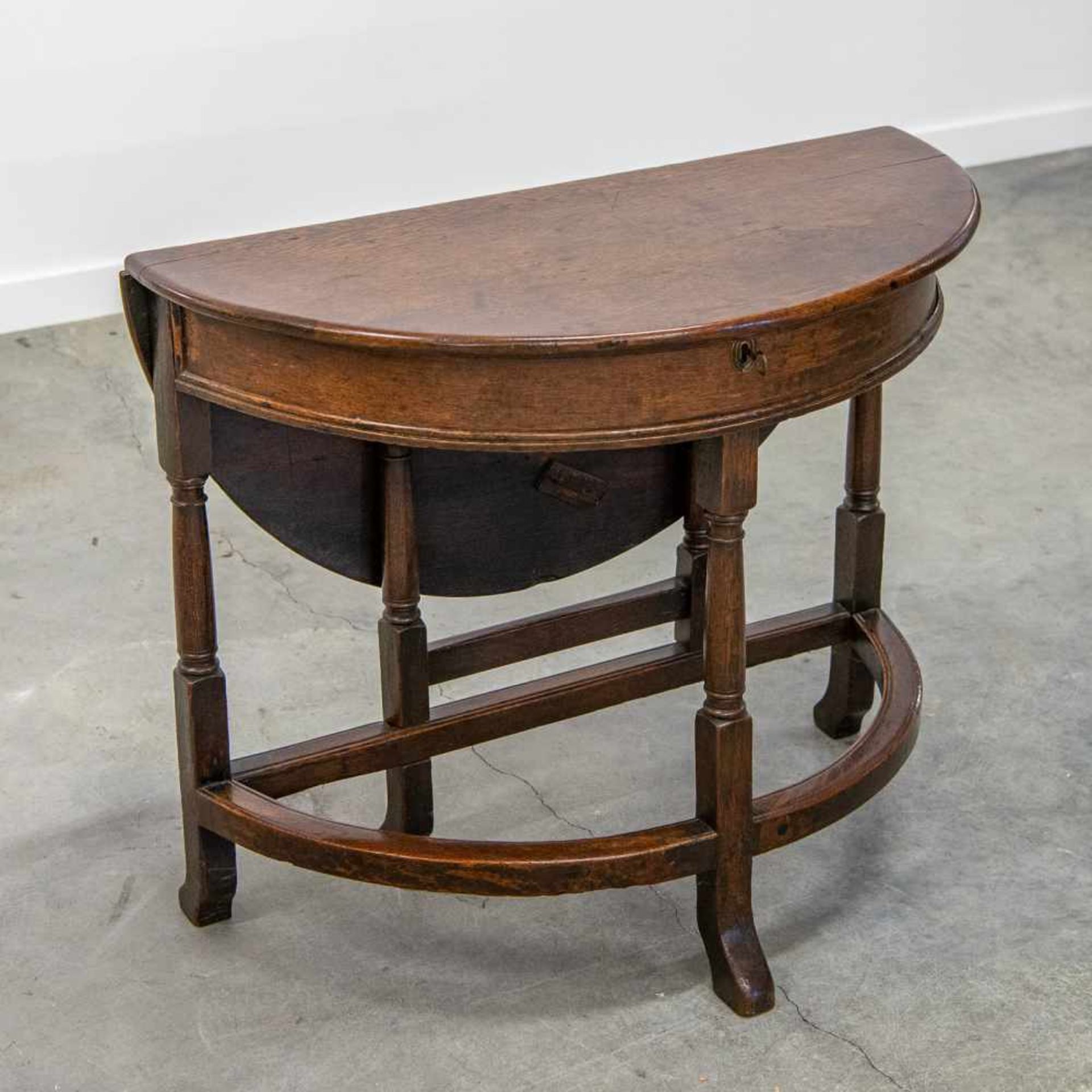 Half round and round drop leaf side table, oak. Late 18th, early 19th century. Length: 0 cm , - Bild 2 aus 6