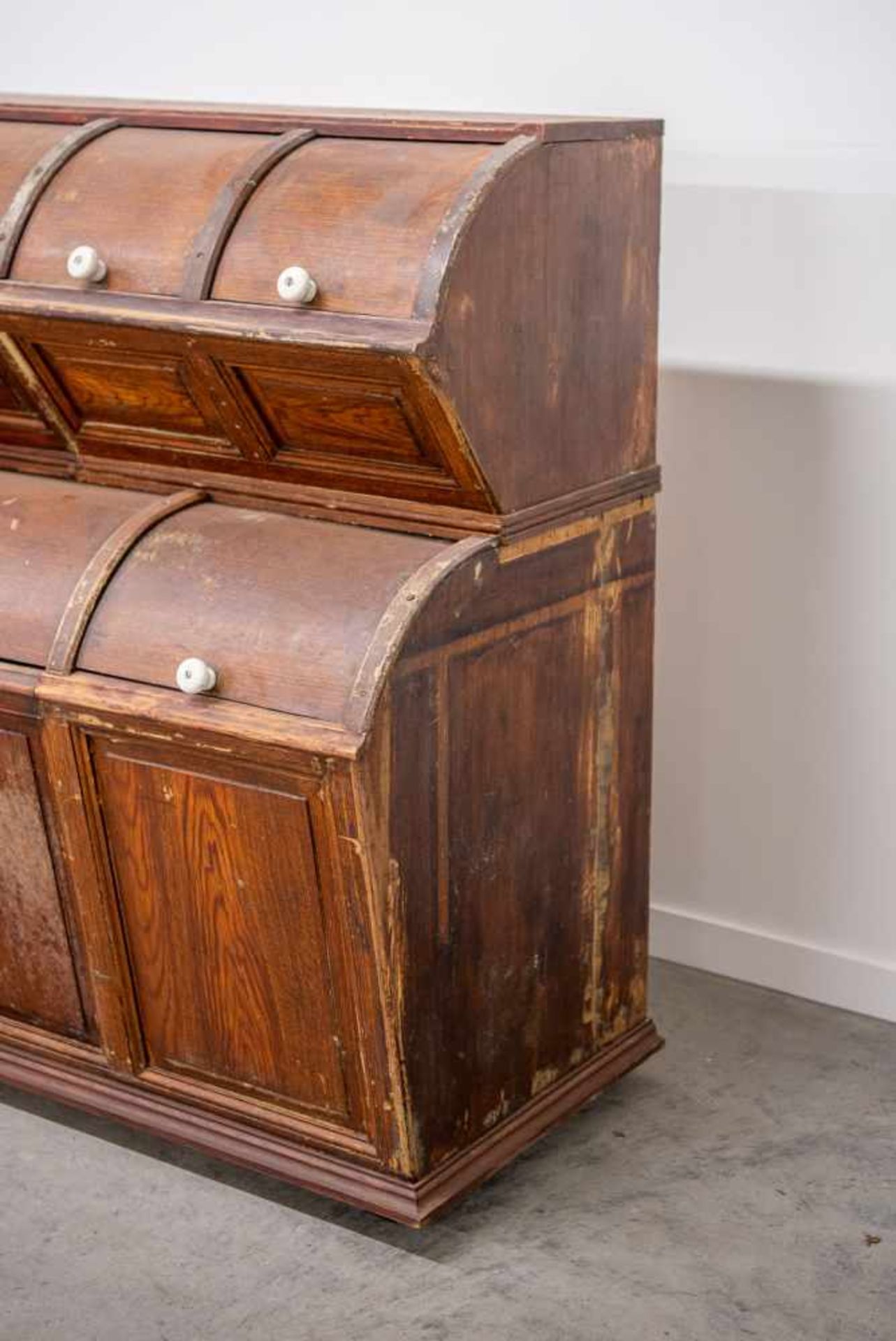 Shop cabinet with 3 antique scoops. 1920 Length: 261 cm , Width: 66 cm, Hight: 130 cm, Diameter: 0 - Bild 5 aus 8