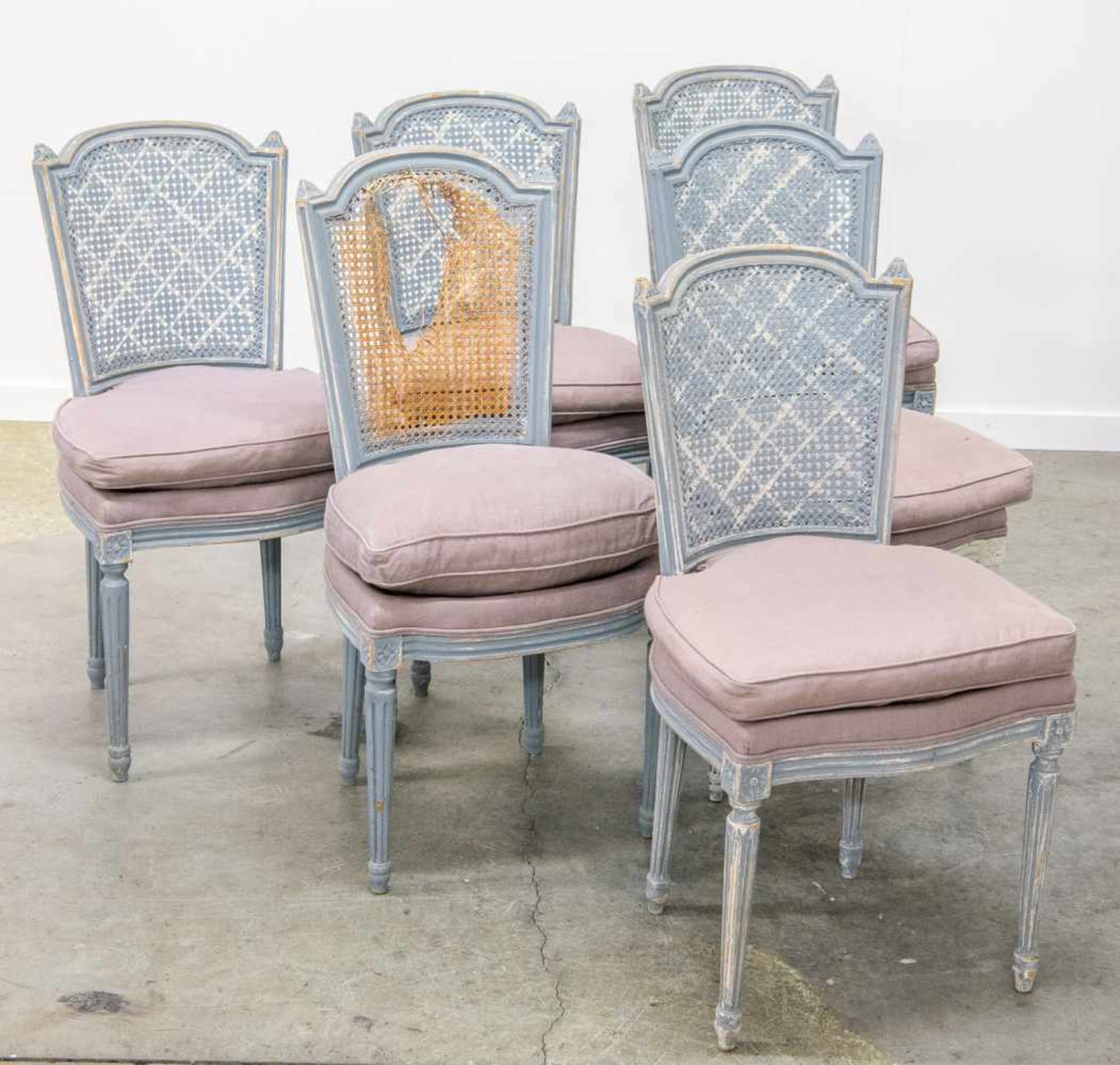 Set of 6 chairs in Louis XVI style, patinated blue and finished with a cushion. (1 to restore) - Bild 2 aus 9