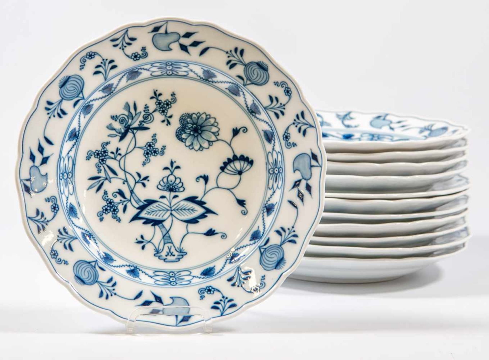 Collection of 12 Meissen porselein plates, marked with crossed swords, Meissen zwiebelmuster - Image 2 of 4