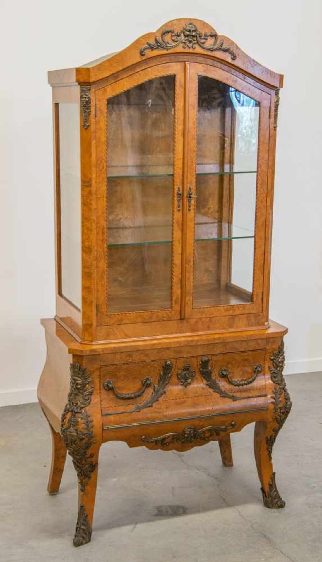 Display cabinet, decorated with bronze. Length: 95 cm , Width: 53 cm, Hight: 197 cm, Diameter: 0 cm - Bild 3 aus 8