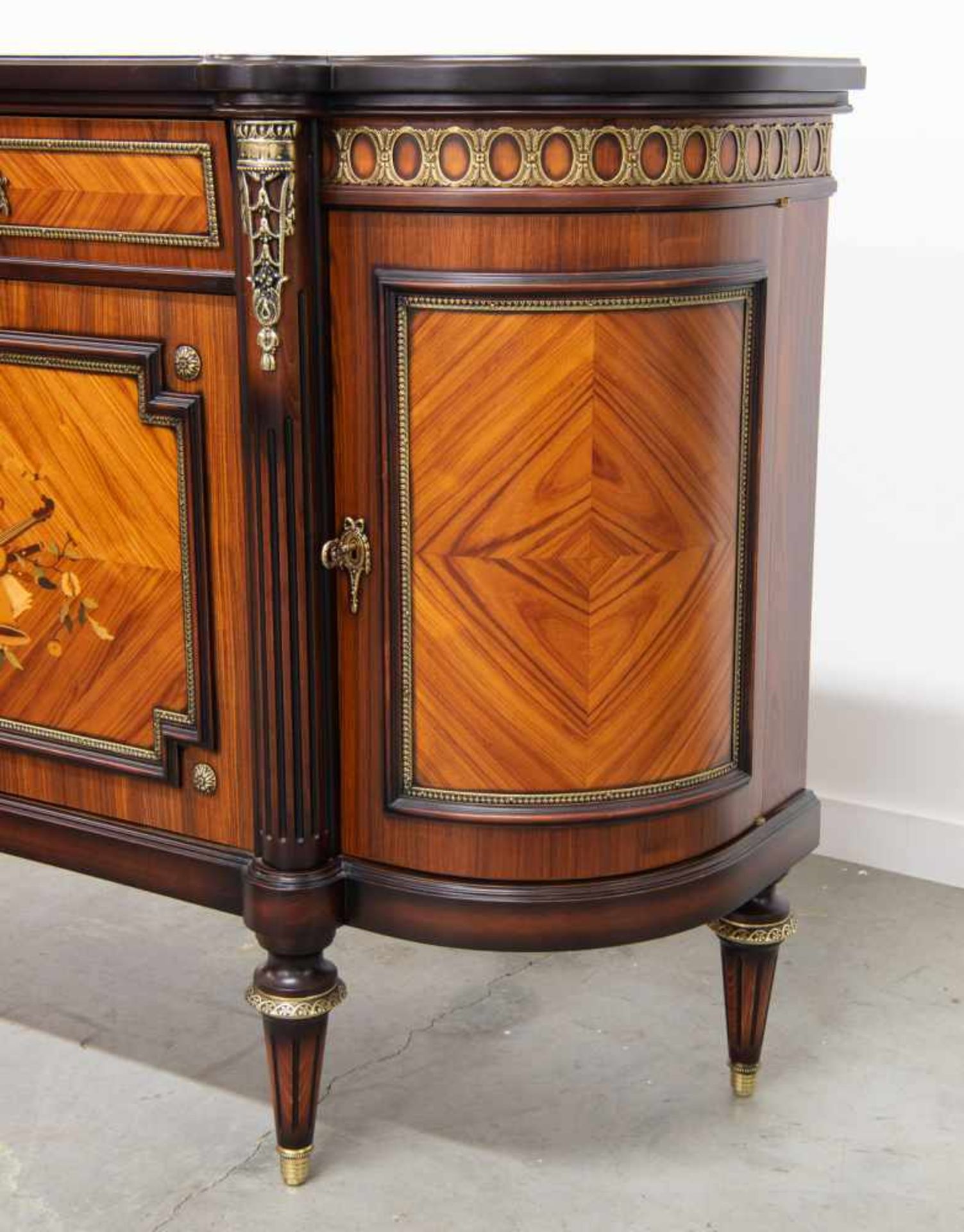 Commode made with marquetry decor. Made around 1970. Length: 99 cm , Width: 47 cm, Hight: 131 cm, - Bild 7 aus 8