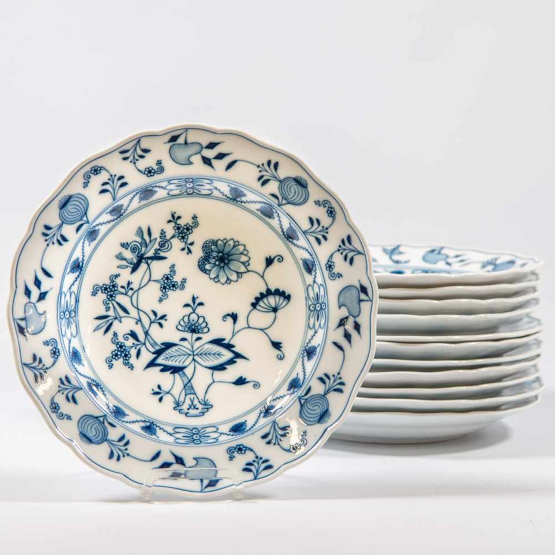 Collection of 12 Meissen porselein plates, marked with crossed swords, Meissen zwiebelmuster