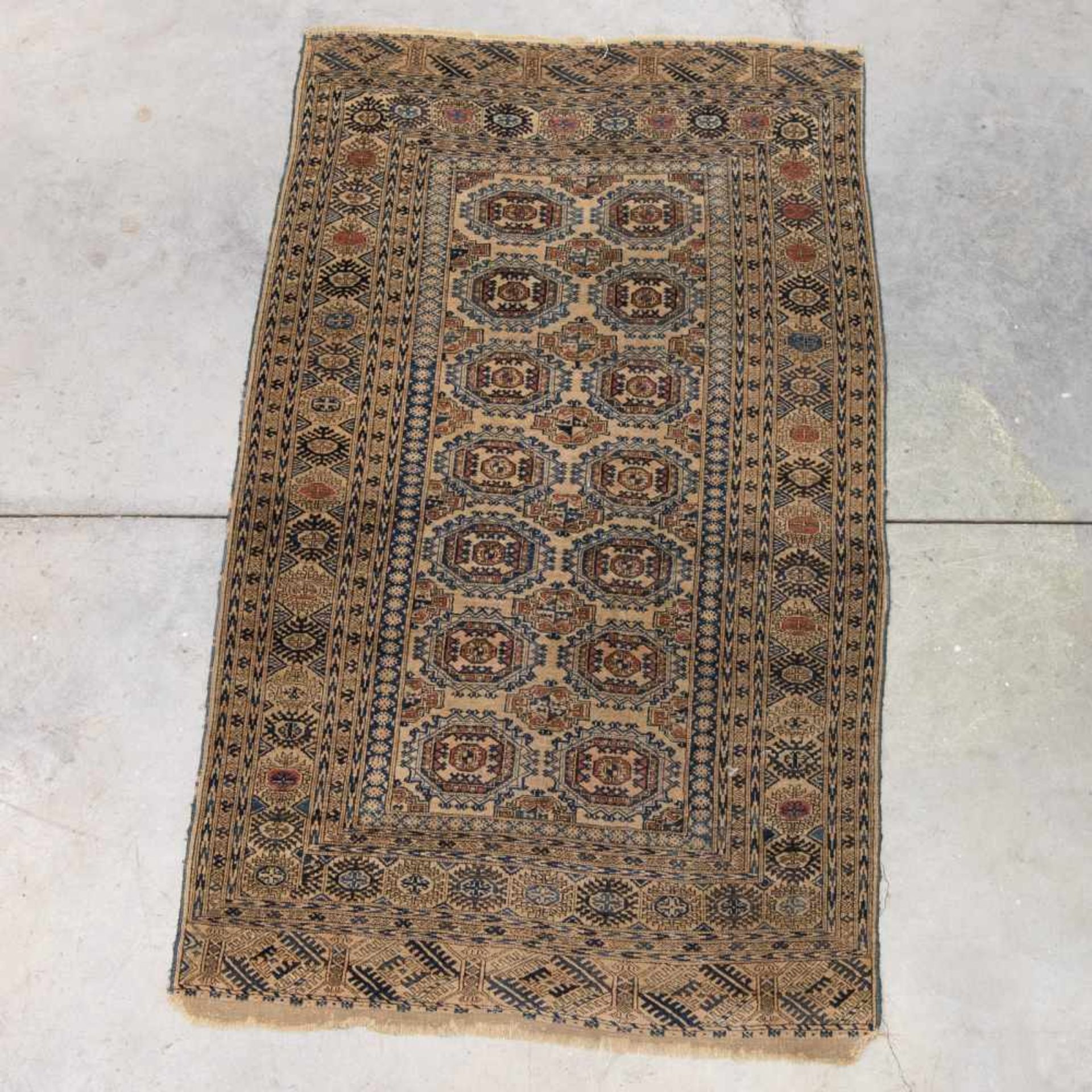 Hand-woven Carpet Length: 127 cm , Width: 216 cm, Hight: 0 cm, Diameter: 0 cm