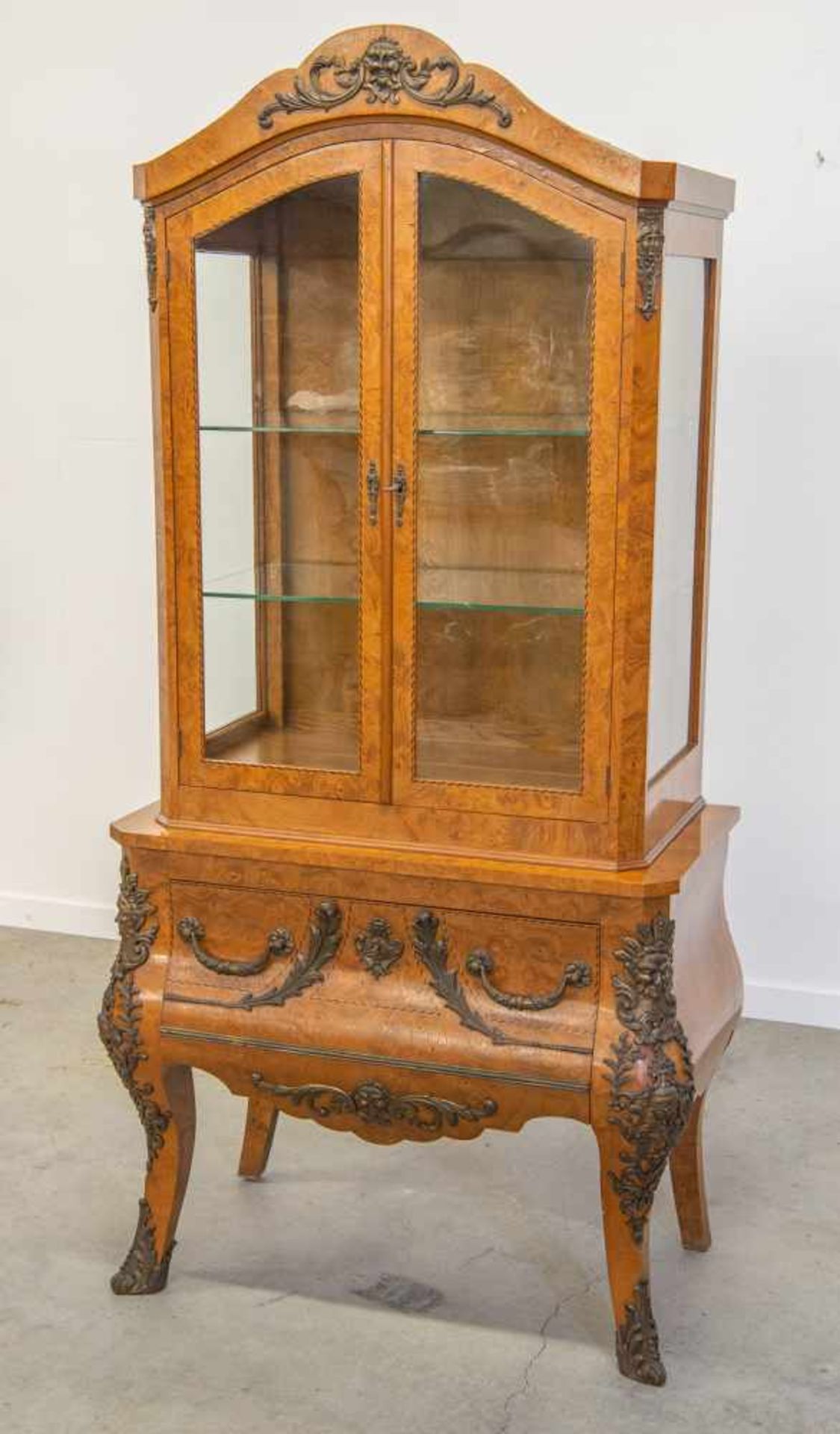 Display cabinet, decorated with bronze. Length: 95 cm , Width: 53 cm, Hight: 197 cm, Diameter: 0 cm - Bild 2 aus 8