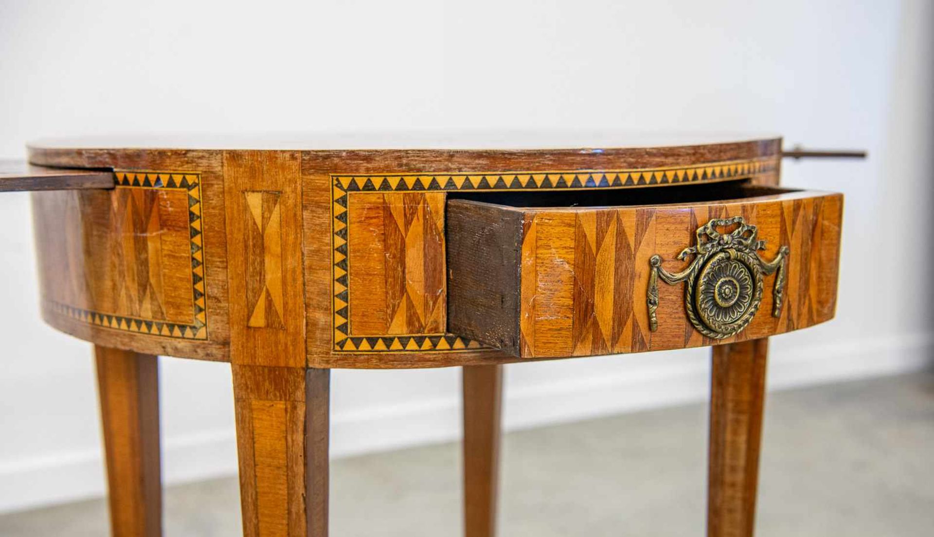 Maître DUBOISAntique game table, decorated with a marquetry 'Mongolfier' balloon and landscape and a - Bild 8 aus 9