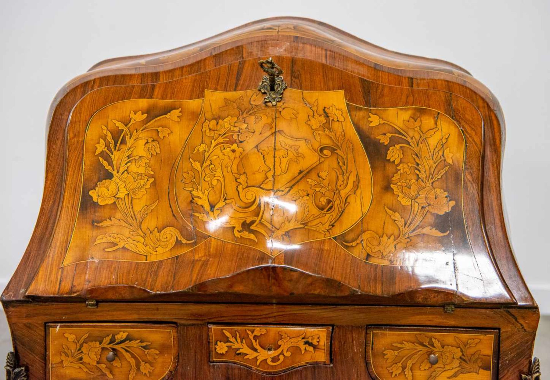 Writing desk with marquettry inlay in floral patterns. Mounted bronze putti, 20th century. Length: - Bild 2 aus 13