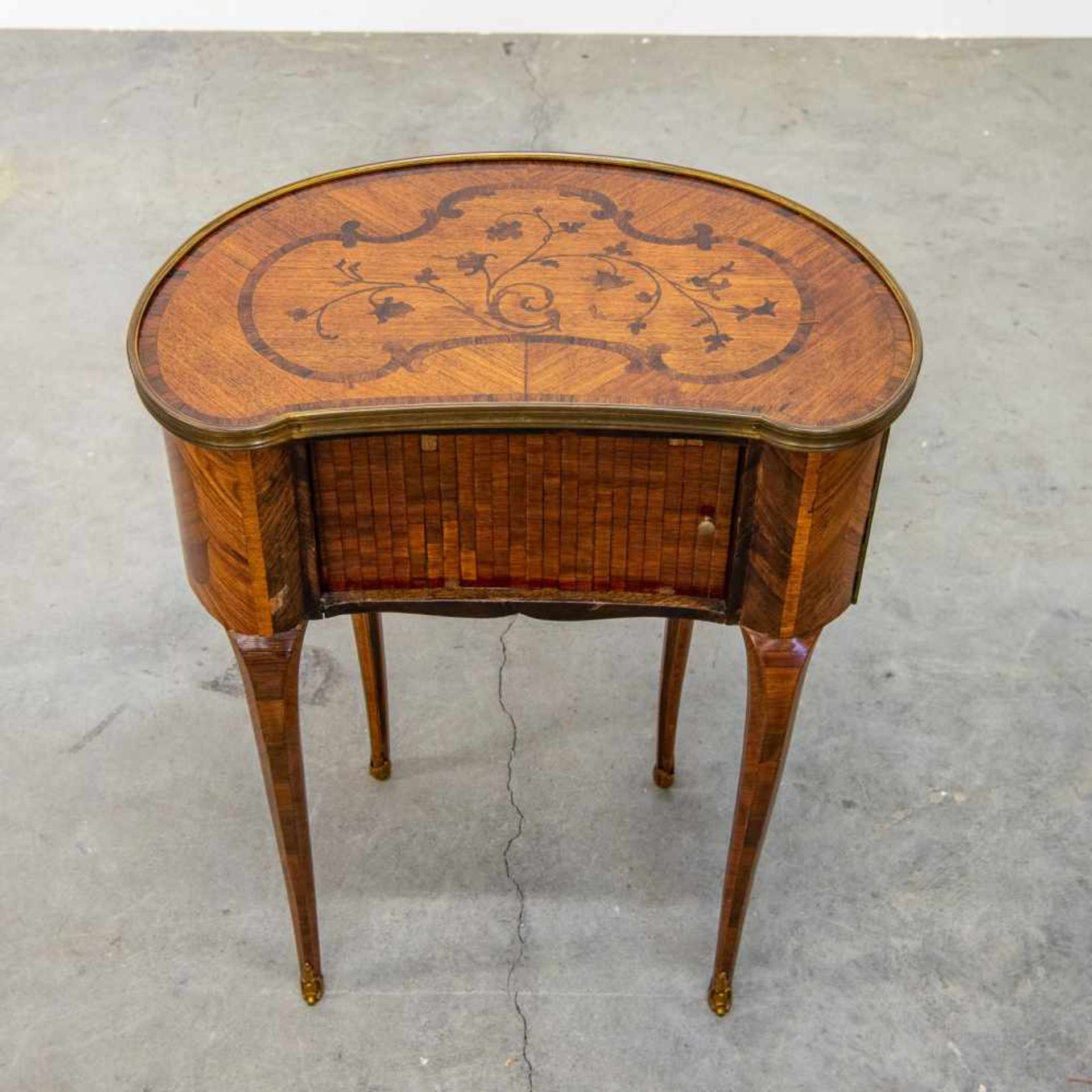 Kidney table, with marquetry inlay, rolling shutter and 2 hidden drawers, 19th century Length: 56 cm