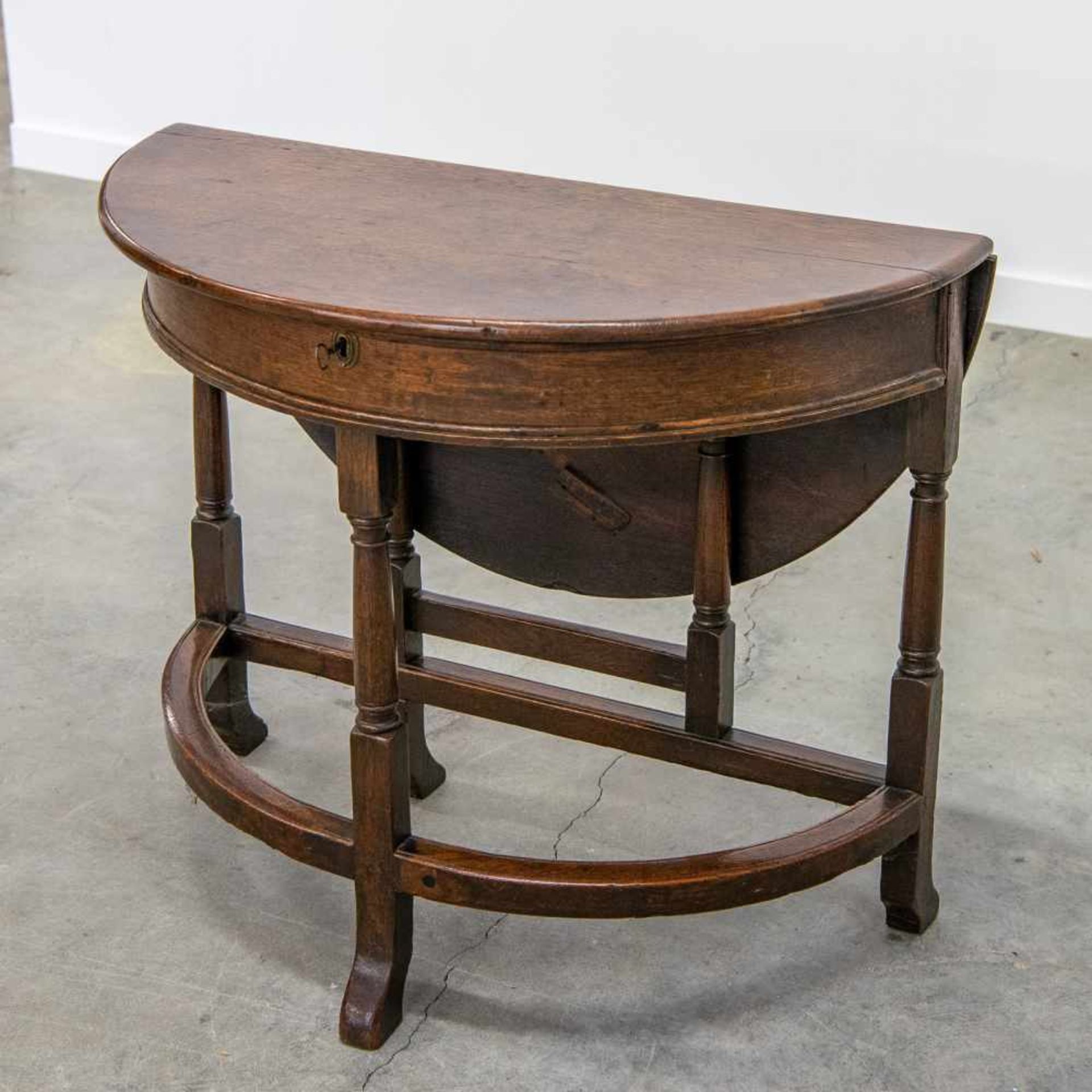 Half round and round drop leaf side table, oak. Late 18th, early 19th century. Length: 0 cm , - Bild 3 aus 6