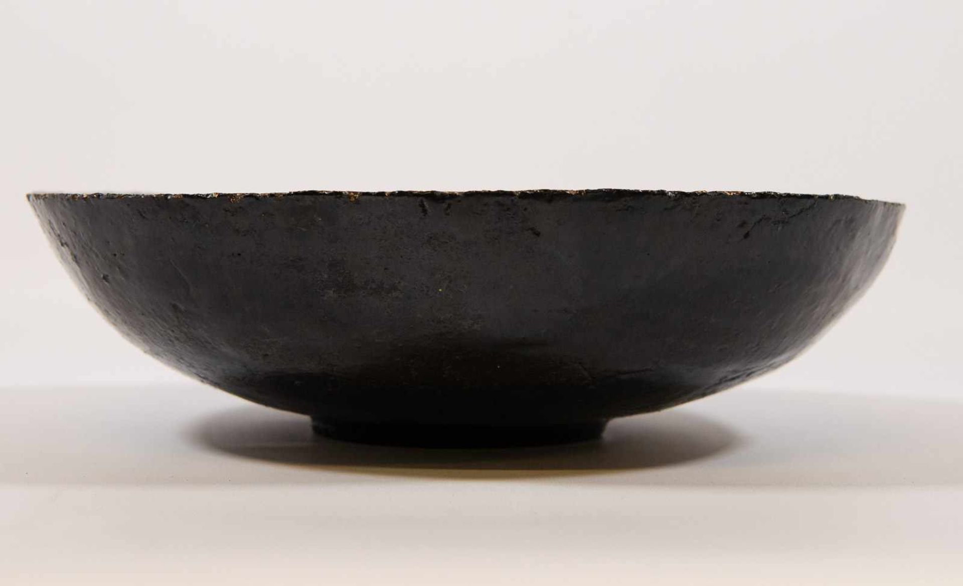 1960's glazed ceramic fruit bowl made from black clay in the style of Amphora and Perignem. - Bild 3 aus 5