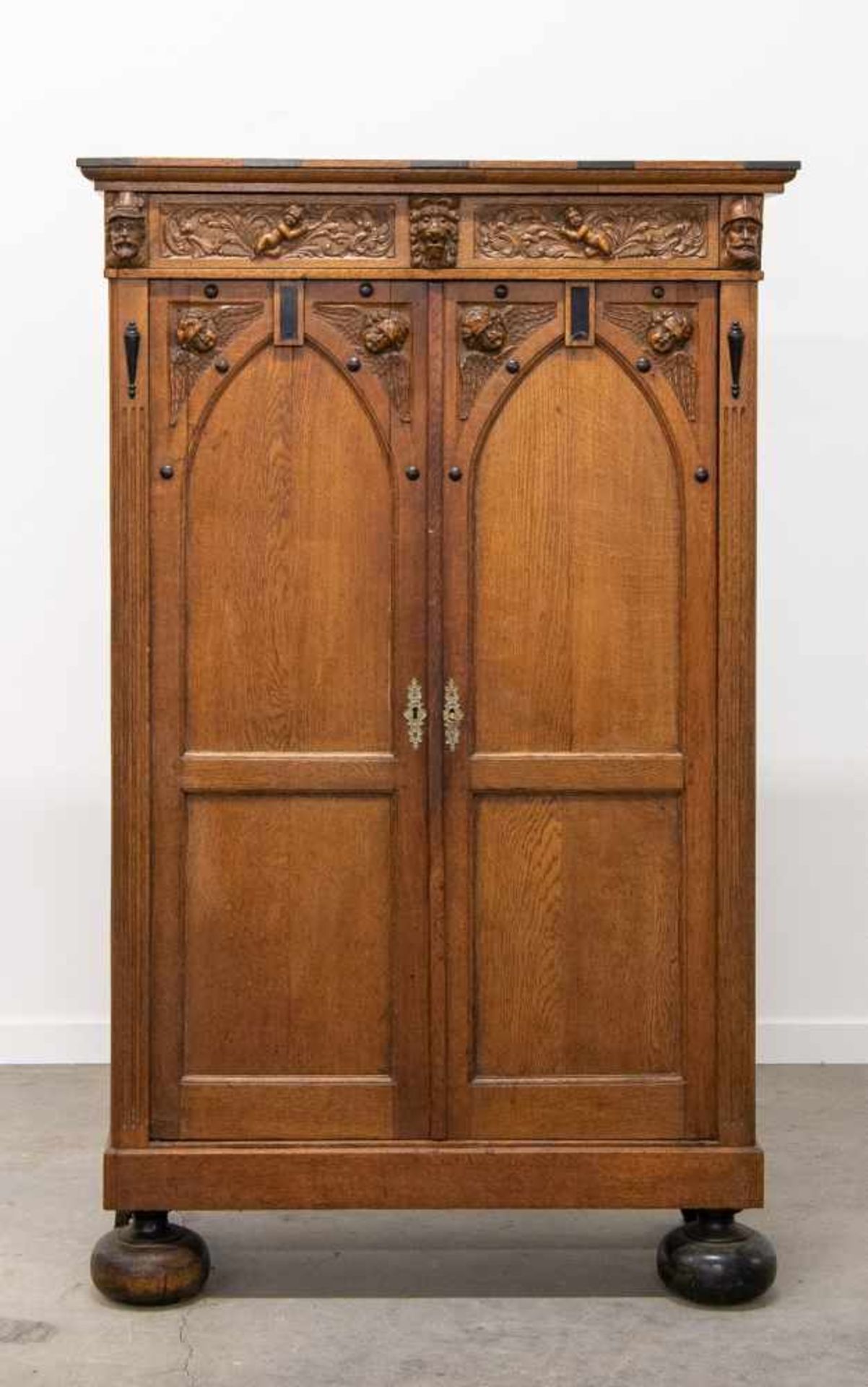 Zaans hand scuptured cabinet, 18th century. Length: 107 cm , Width: 45 cm, Hight: 171 cm, - Image 2 of 7