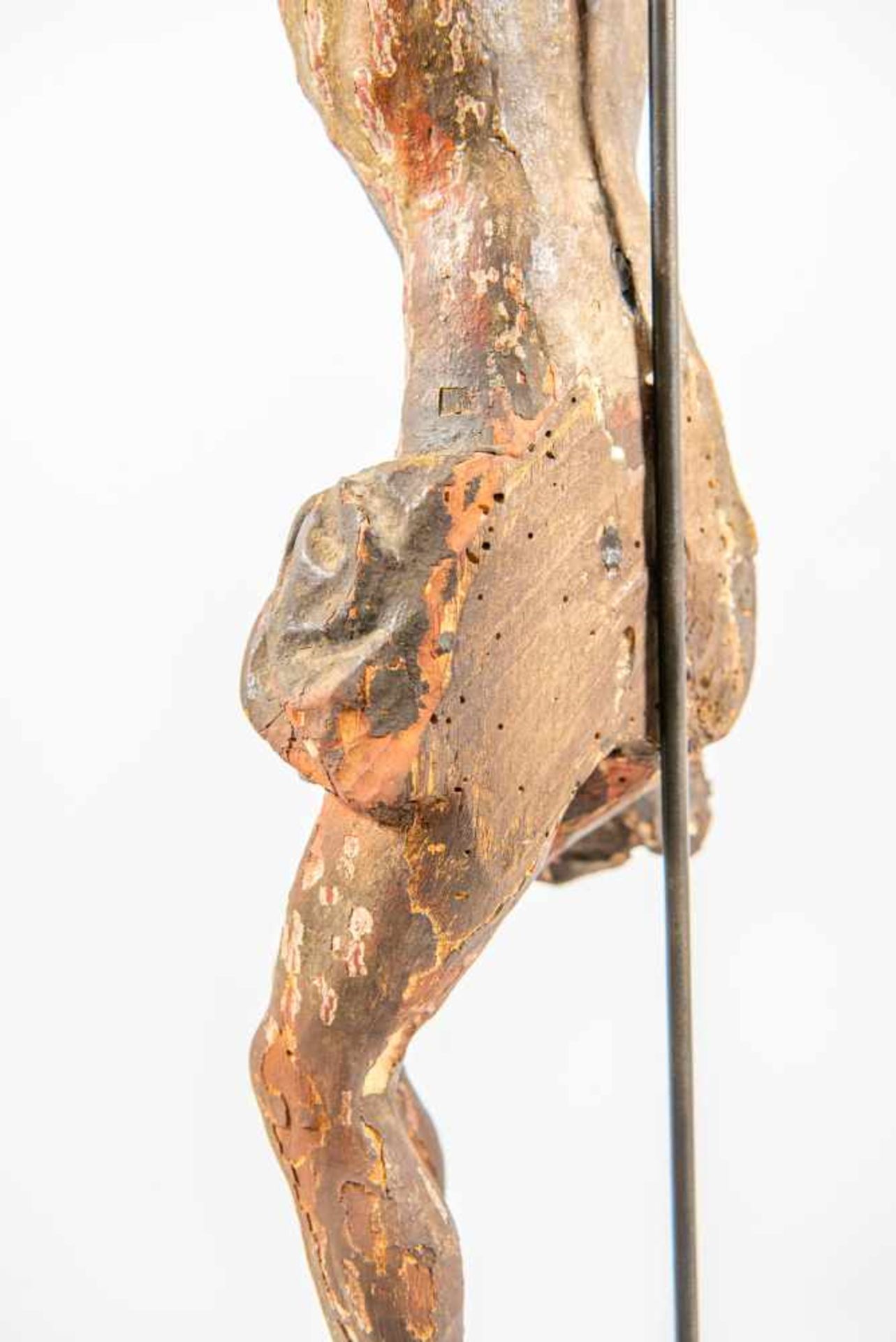 Late 17th, early 18th Century Wood corpus. The statue is mounted on a metal rond an standing on a - Bild 5 aus 7