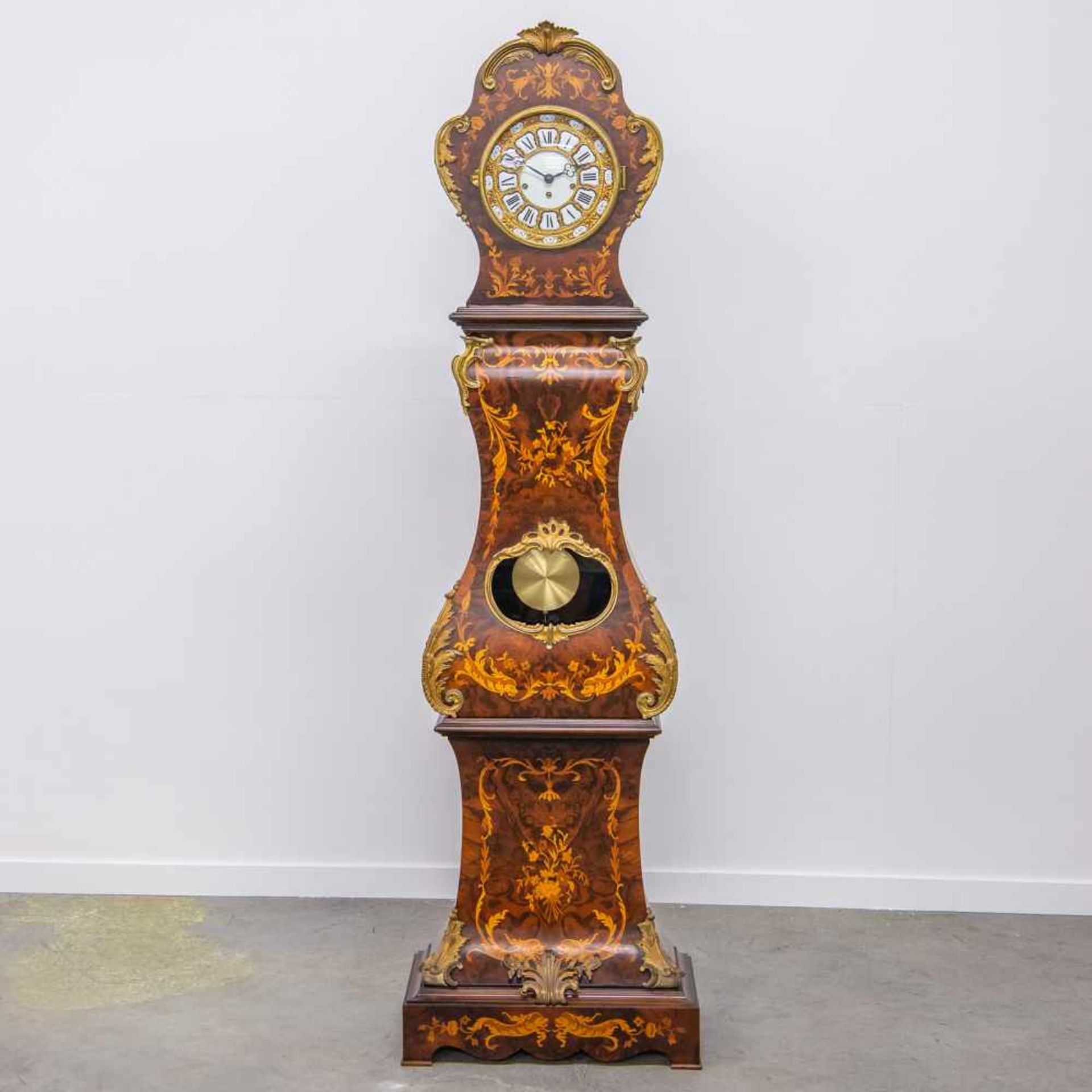 Stainding clock, marquetry inlay and mounted bronze. 1970 Length: 0 cm , Width: 59 cm, Hight: 205