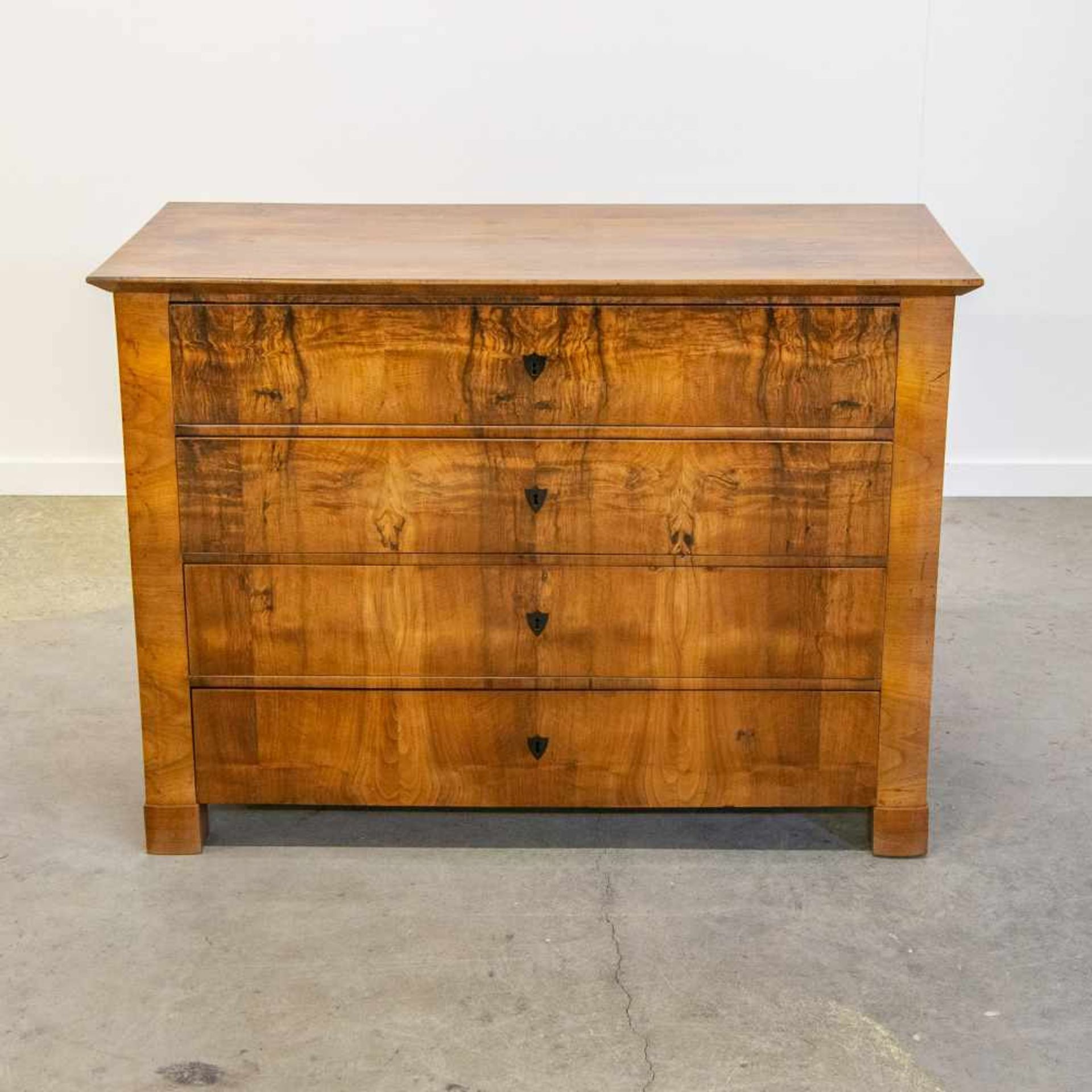 Commode with 4 drawers, probably of eastern european origin. Length: 125 cm , Width: 60 cm, Hight: - Bild 3 aus 8