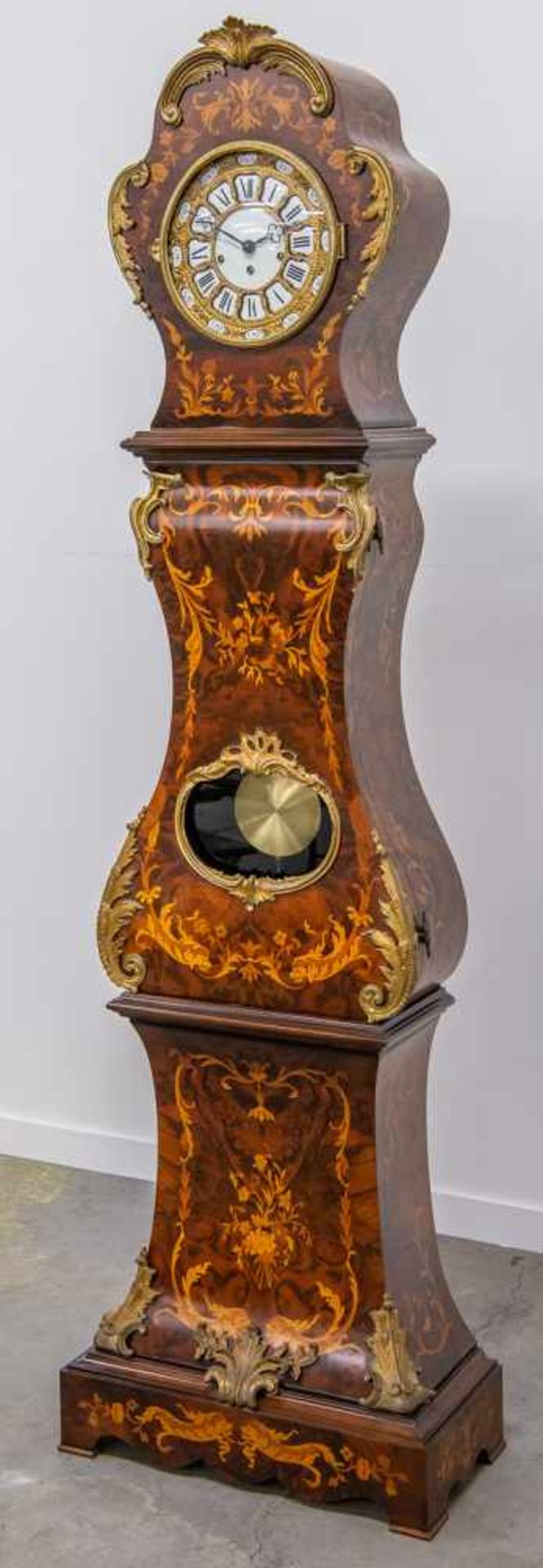 Stainding clock, marquetry inlay and mounted bronze. 1970 Length: 0 cm , Width: 59 cm, Hight: 205 - Bild 7 aus 9