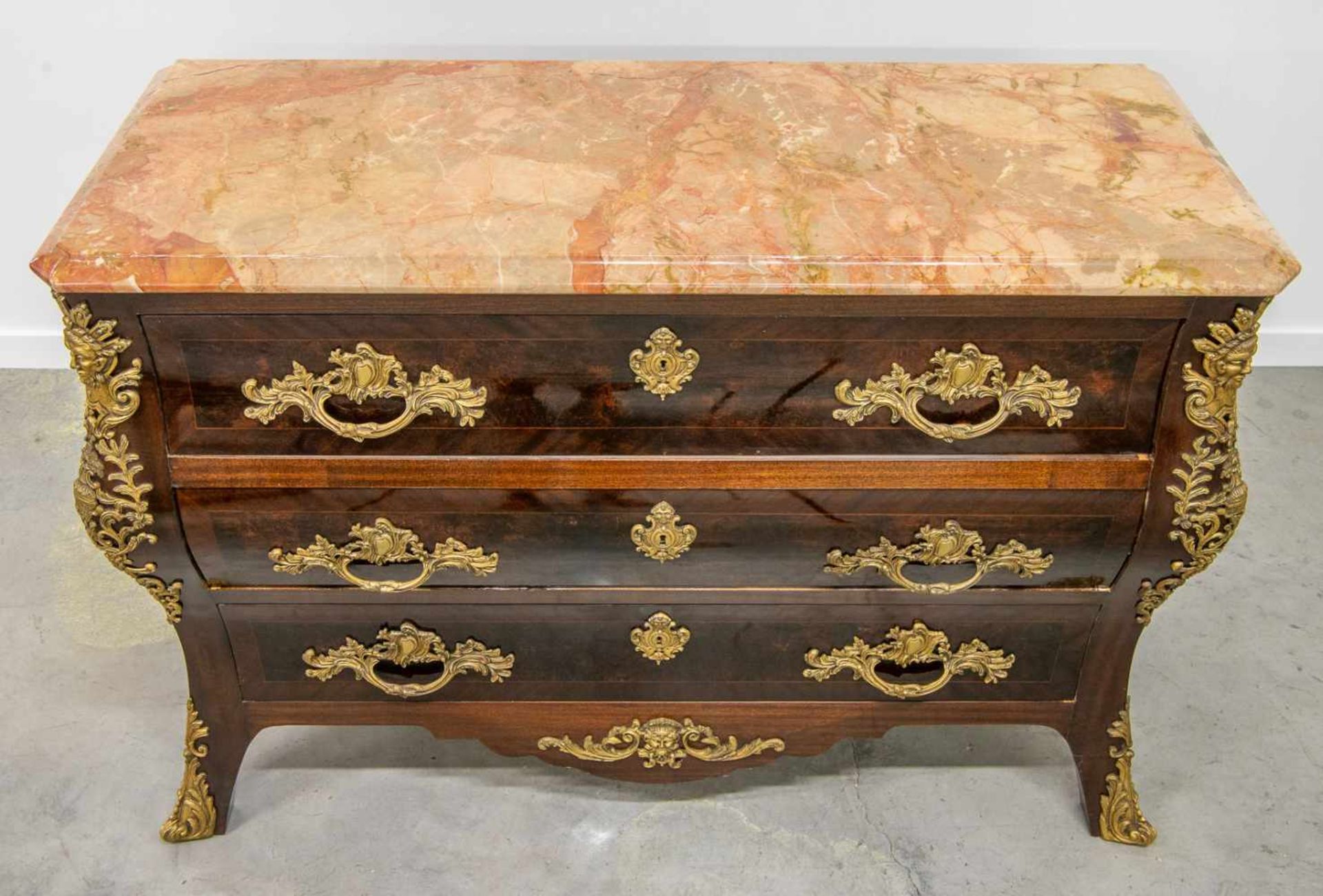 Bronze mounted commode with marble top. Made around 1950. Length: 90 cm , Width: 52 cm, Hight: 131 - Bild 6 aus 6