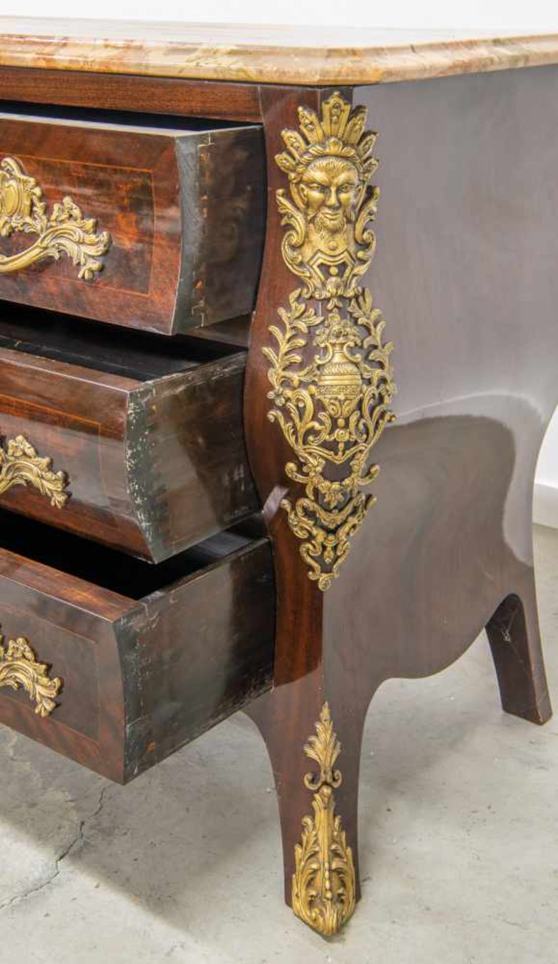 Bronze mounted commode with marble top. Made around 1950. Length: 90 cm , Width: 52 cm, Hight: 131 - Bild 5 aus 6