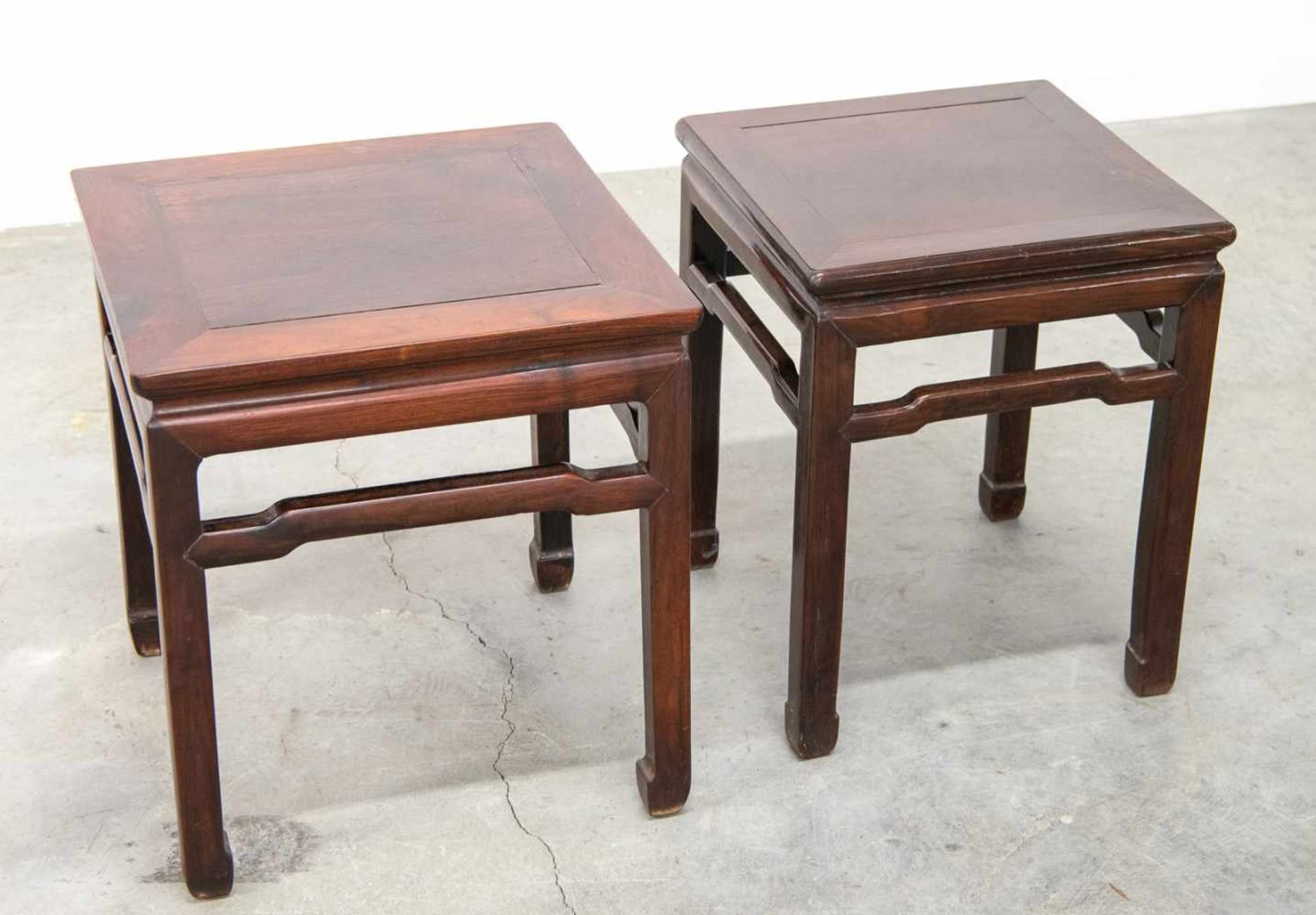 Eastern hardwood side tables. Length: 46,5 / 40,5 cm , Width: 46,5 / 40,5 cm, Hight: 51,56 cm, - Bild 3 aus 7