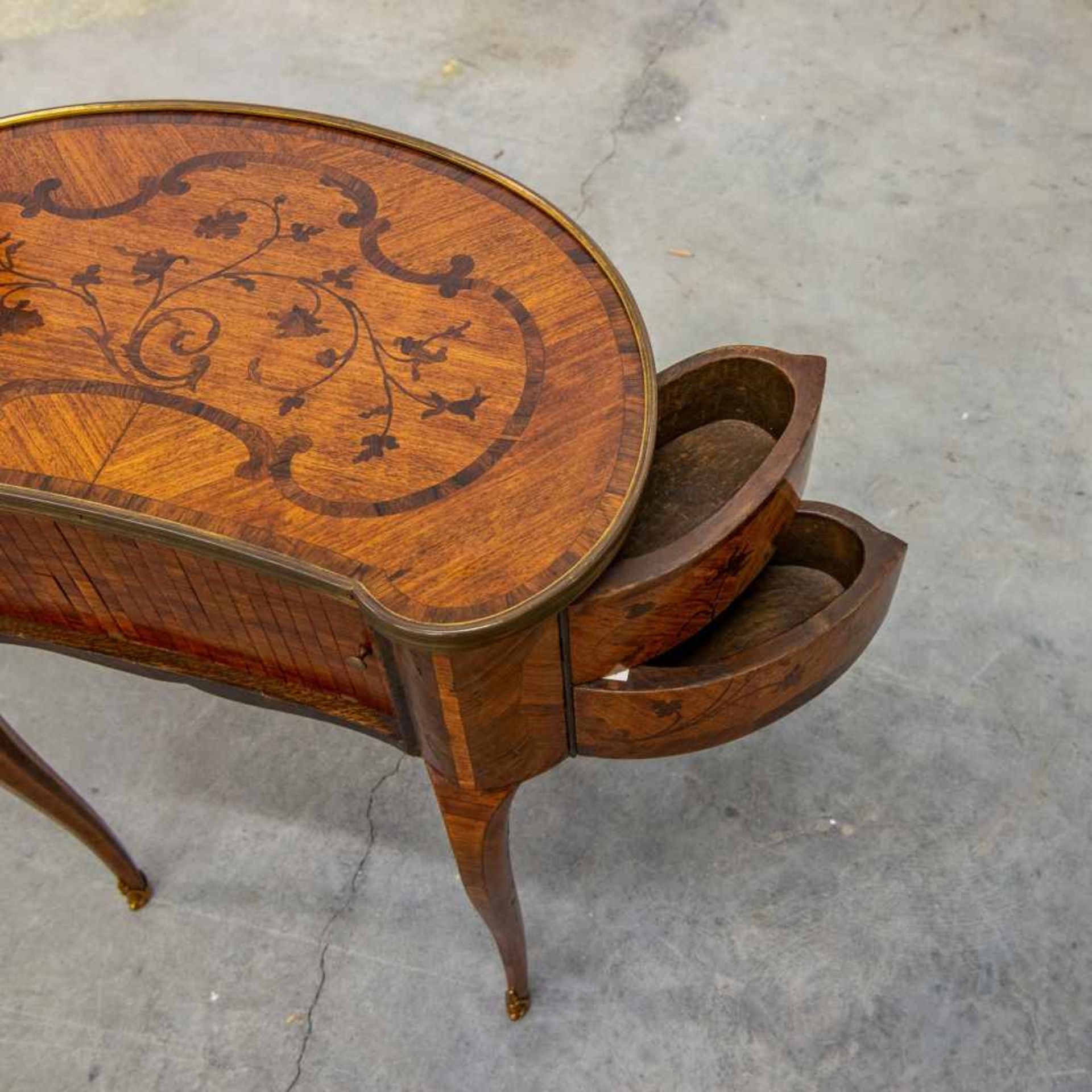 Kidney table, with marquetry inlay, rolling shutter and 2 hidden drawers, 19th century Length: 56 cm - Bild 3 aus 5