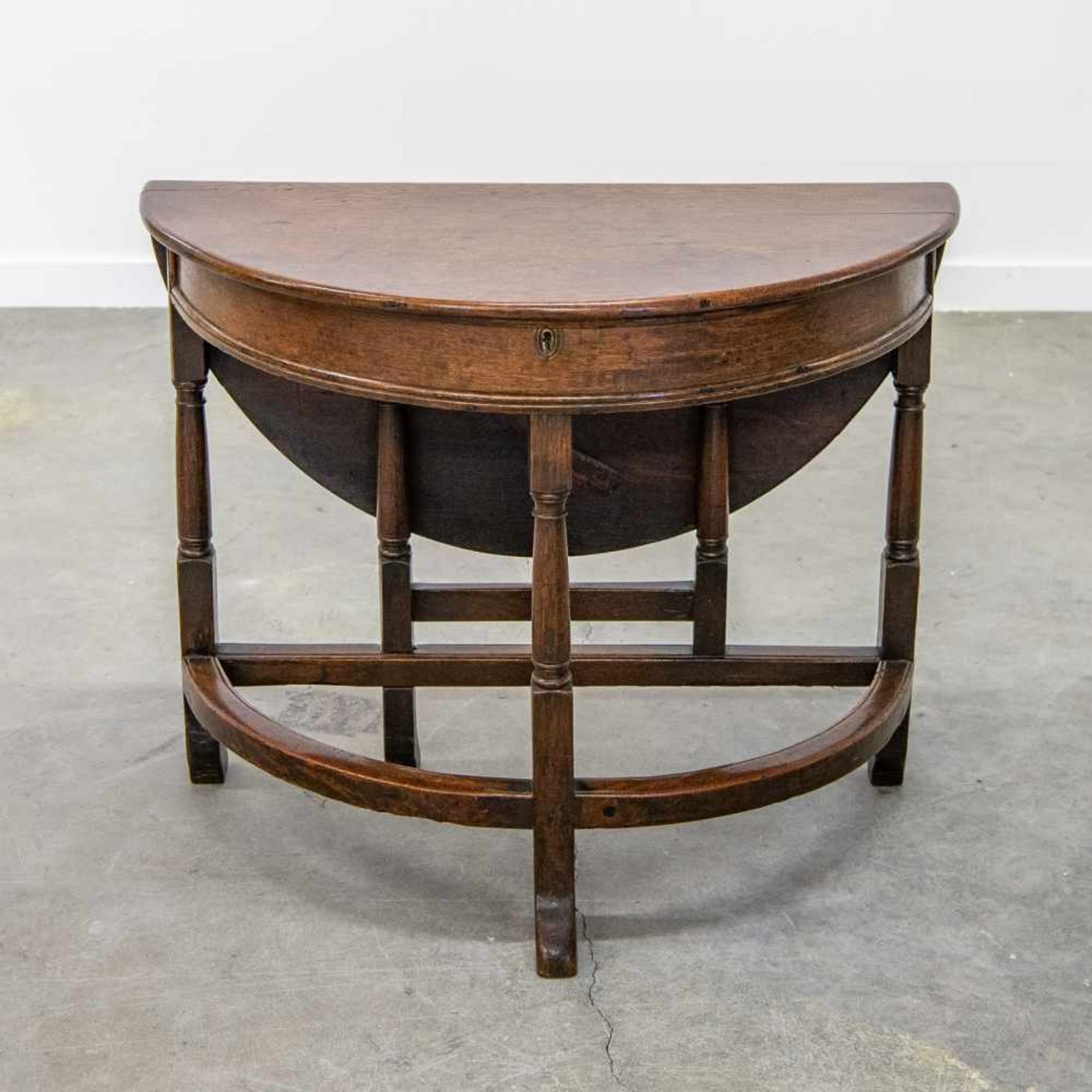 Half round and round drop leaf side table, oak. Late 18th, early 19th century. Length: 0 cm ,