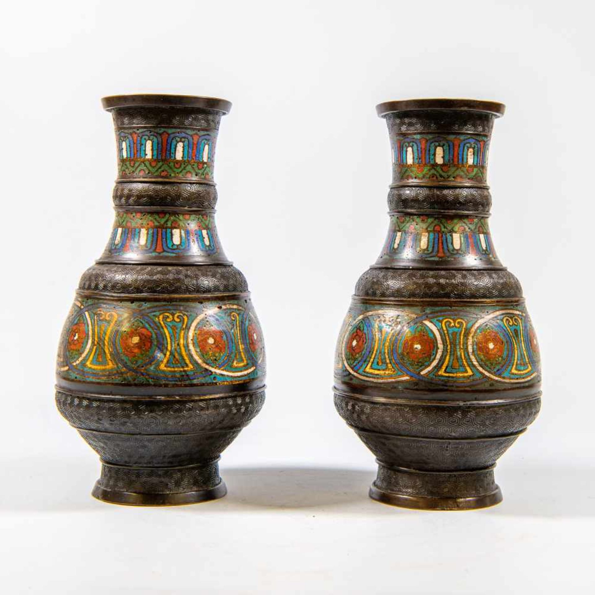 Pair of cloisonnÈ vases - Bild 3 aus 12