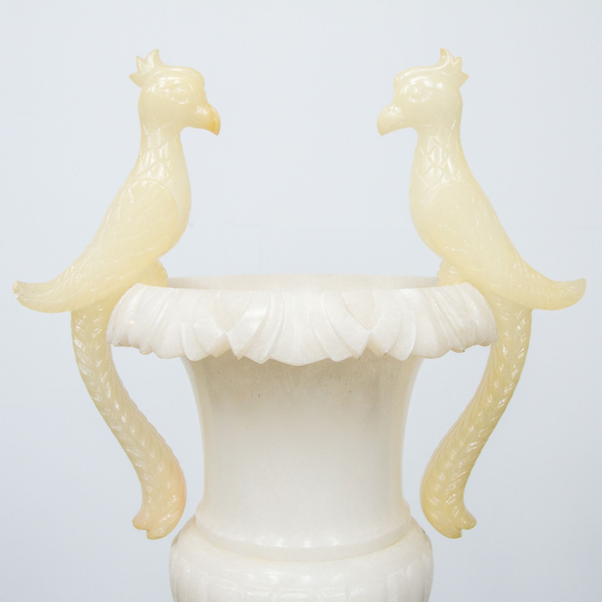 Alabaster Display vase, with birds - Bild 6 aus 11