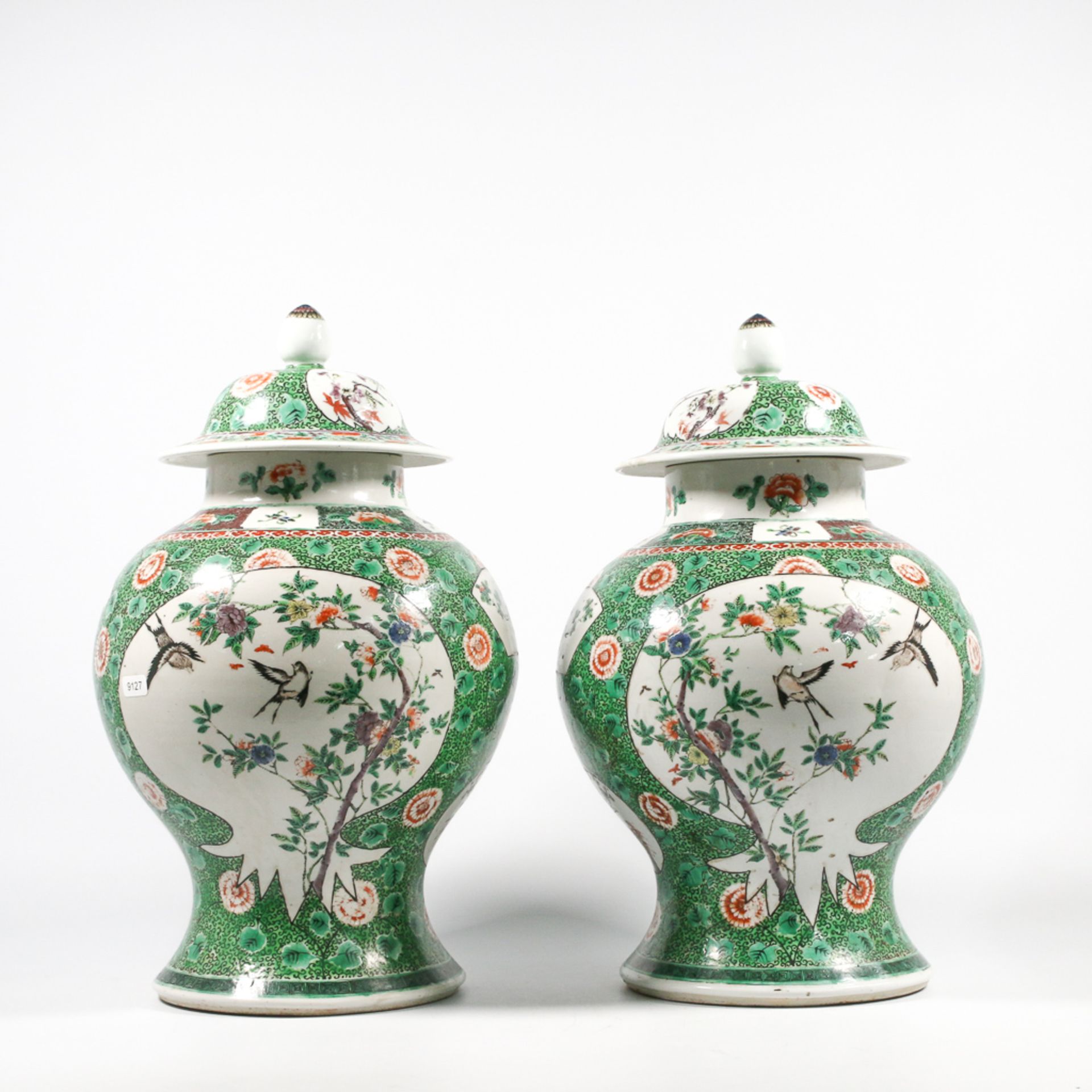 Pair of Chinese vases with lid, famille verte - Bild 7 aus 15