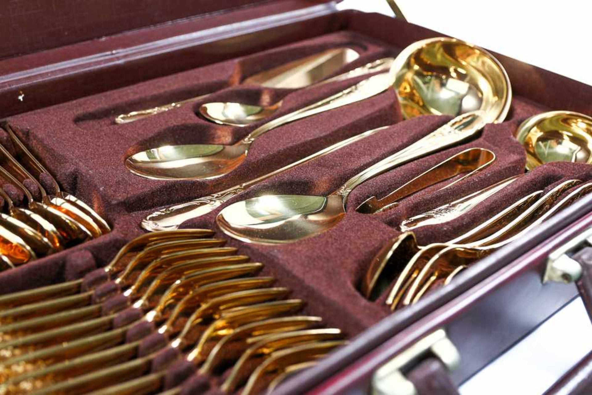 Suitcase with gold plated cuttlery - Image 9 of 9