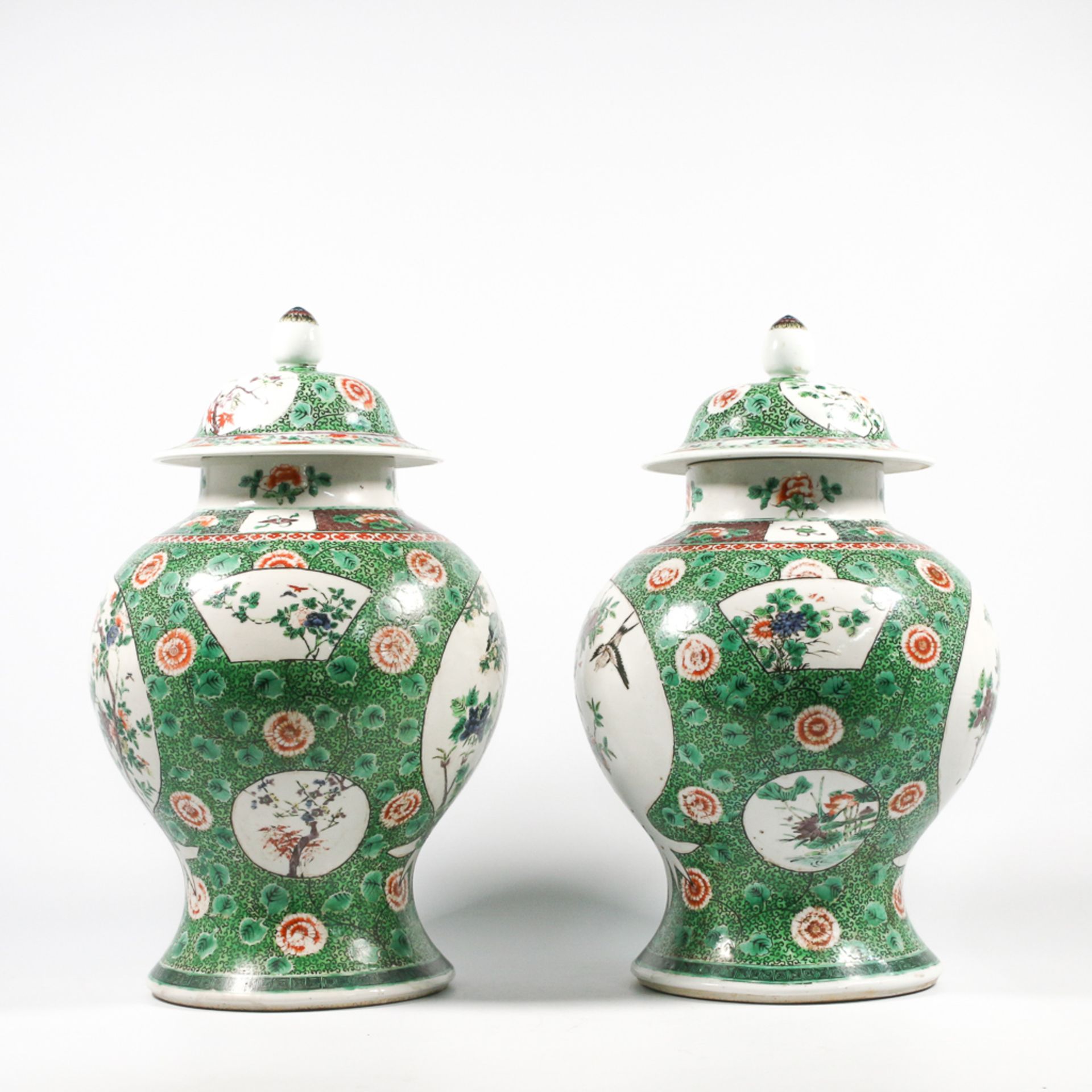 Pair of Chinese vases with lid, famille verte - Bild 8 aus 15