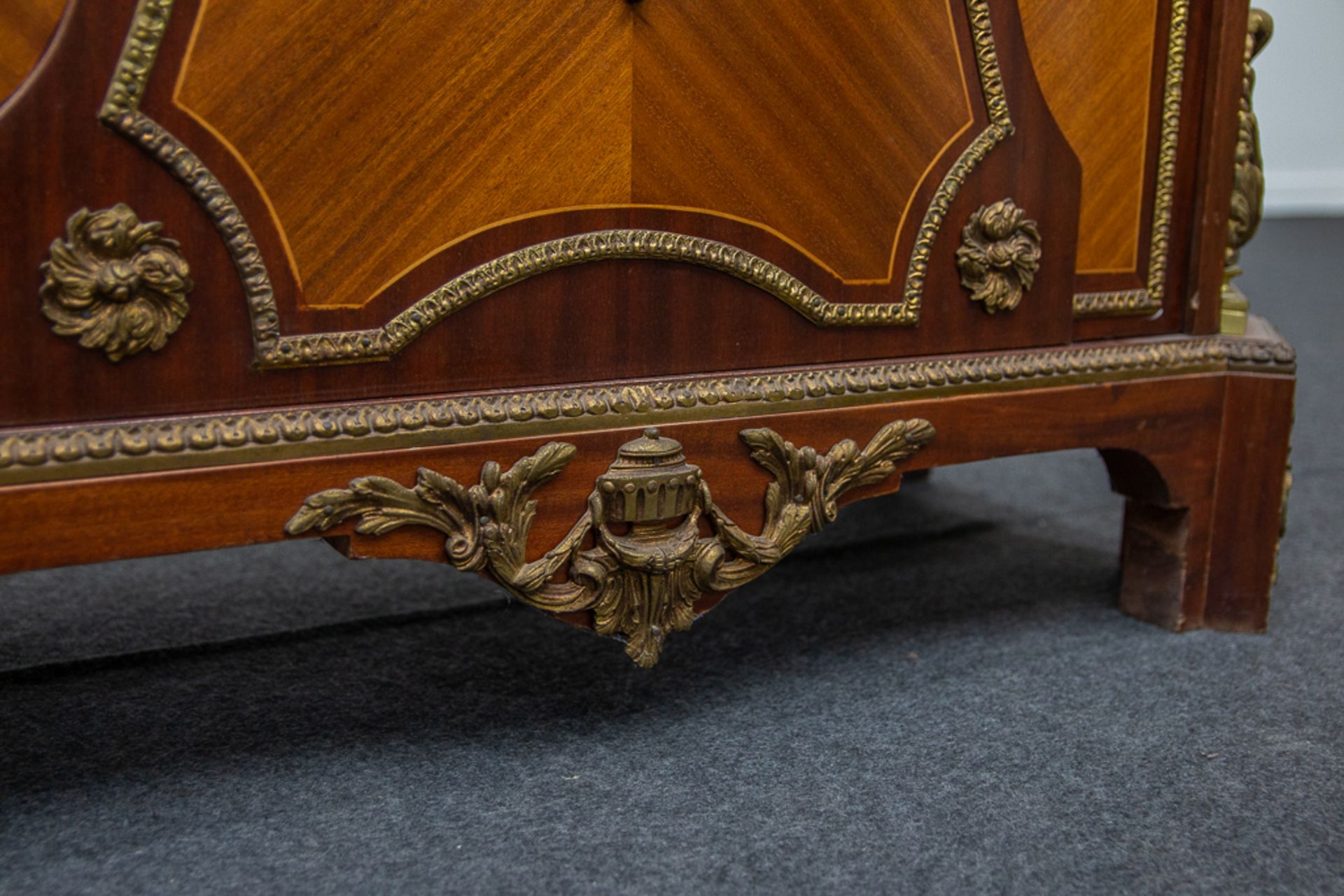 Commode with marquetry inlay - Image 3 of 15