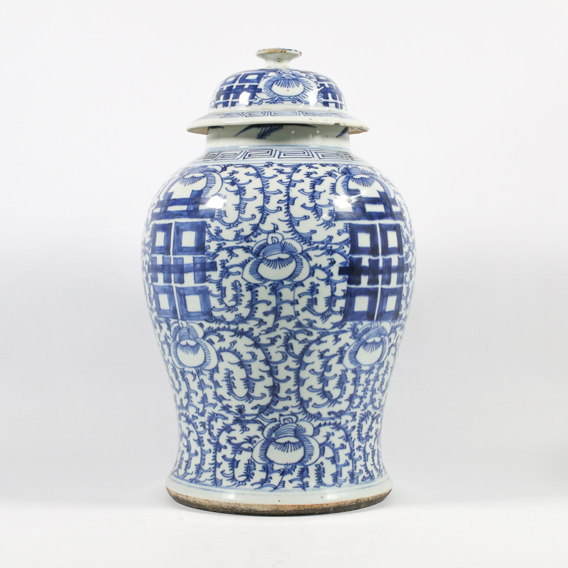 Chinese vase with cover, blue white - Image 8 of 14