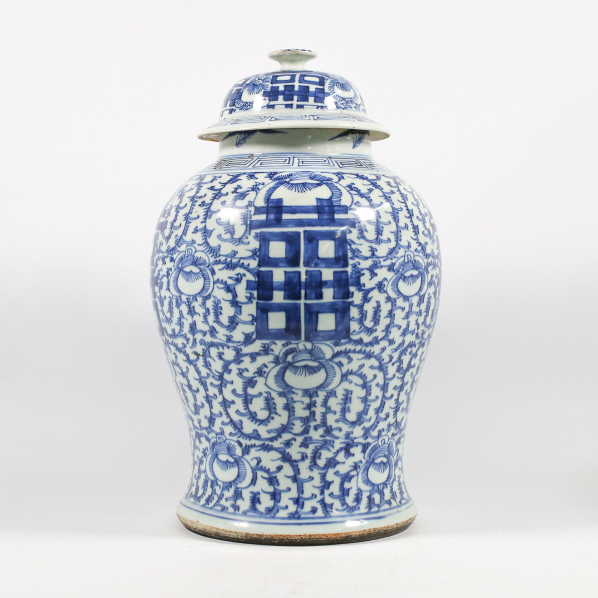 Chinese vase with cover, blue white - Image 7 of 14