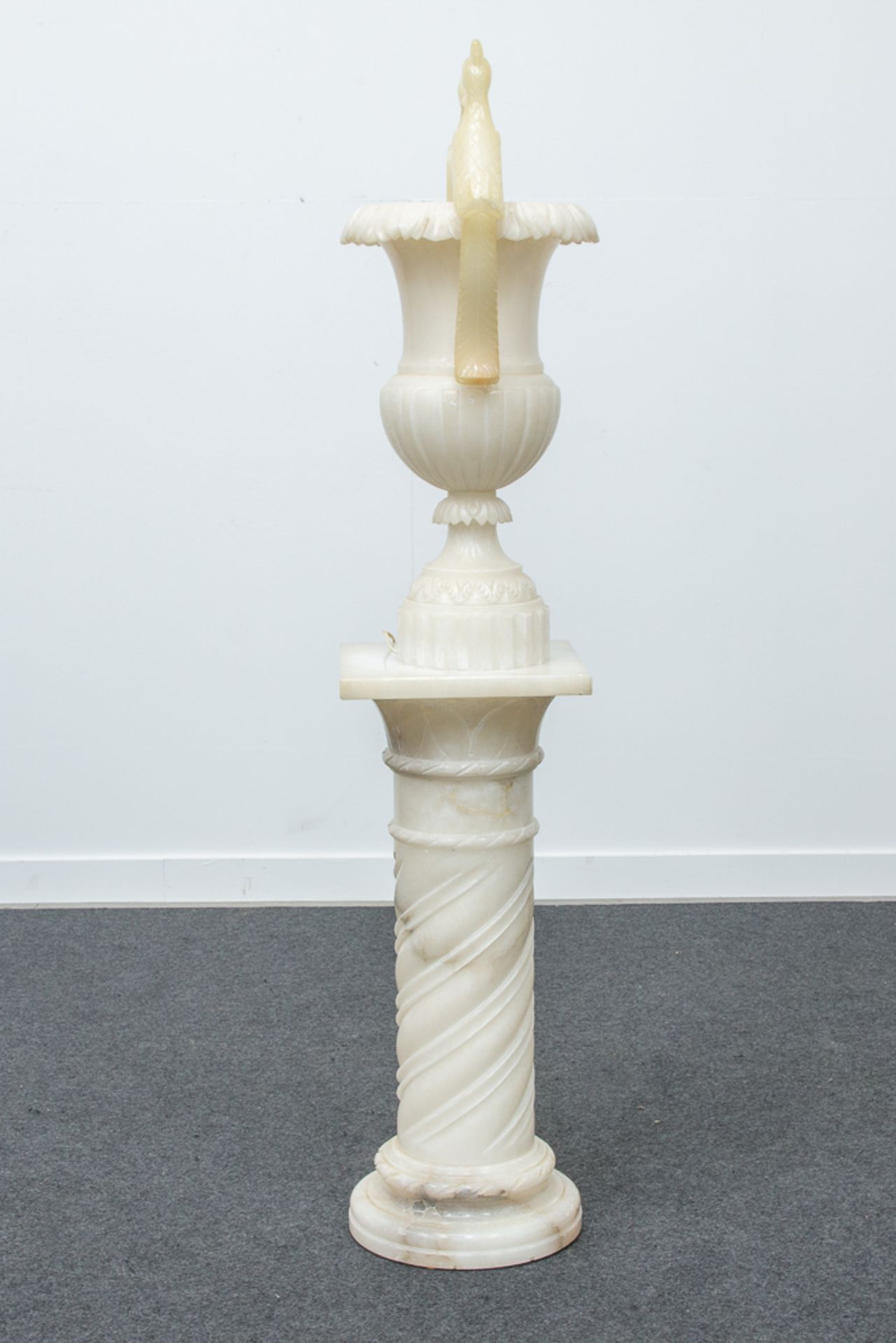 Alabaster Display vase, with birds - Bild 10 aus 11