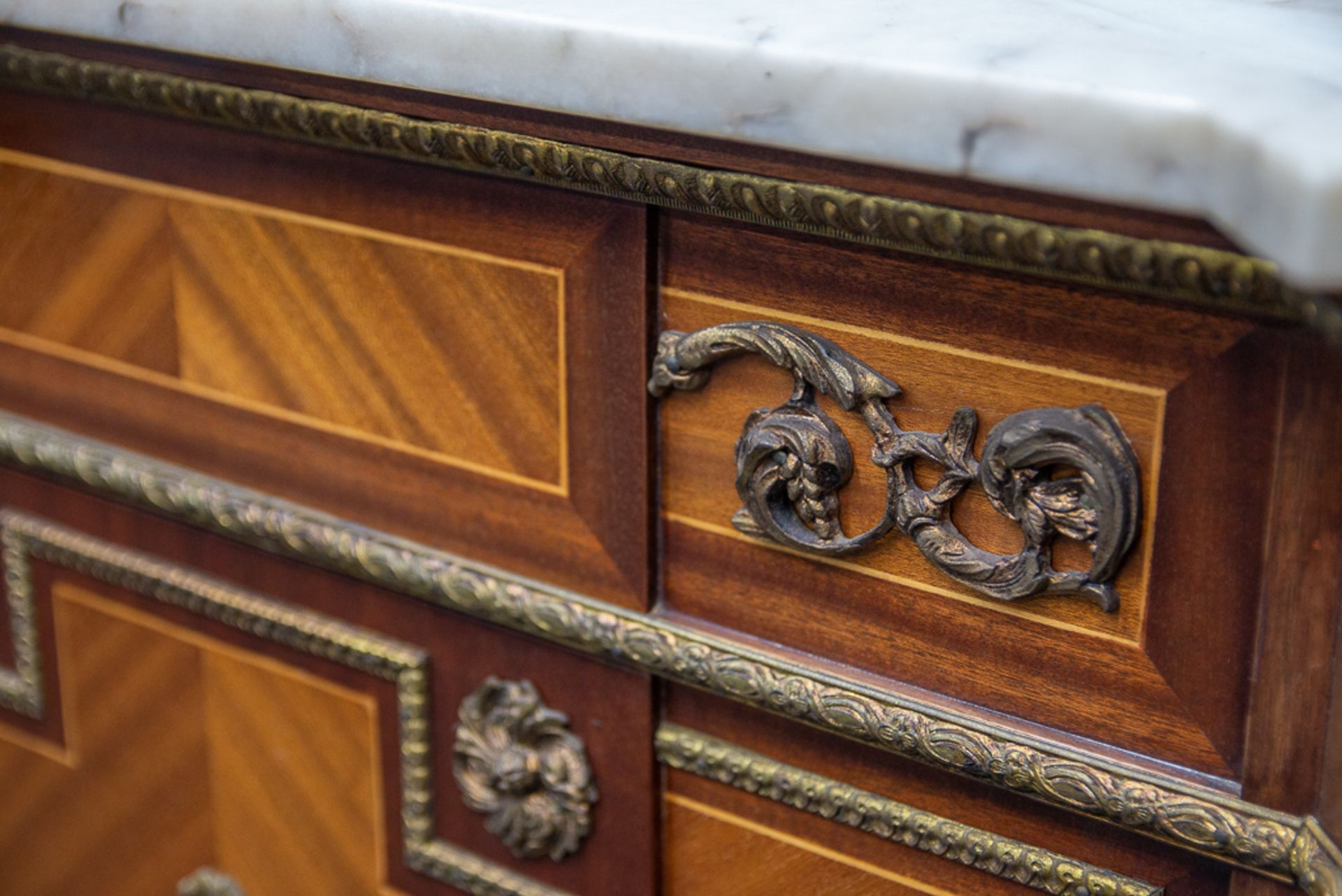 Commode with marquetry inlay - Image 5 of 15