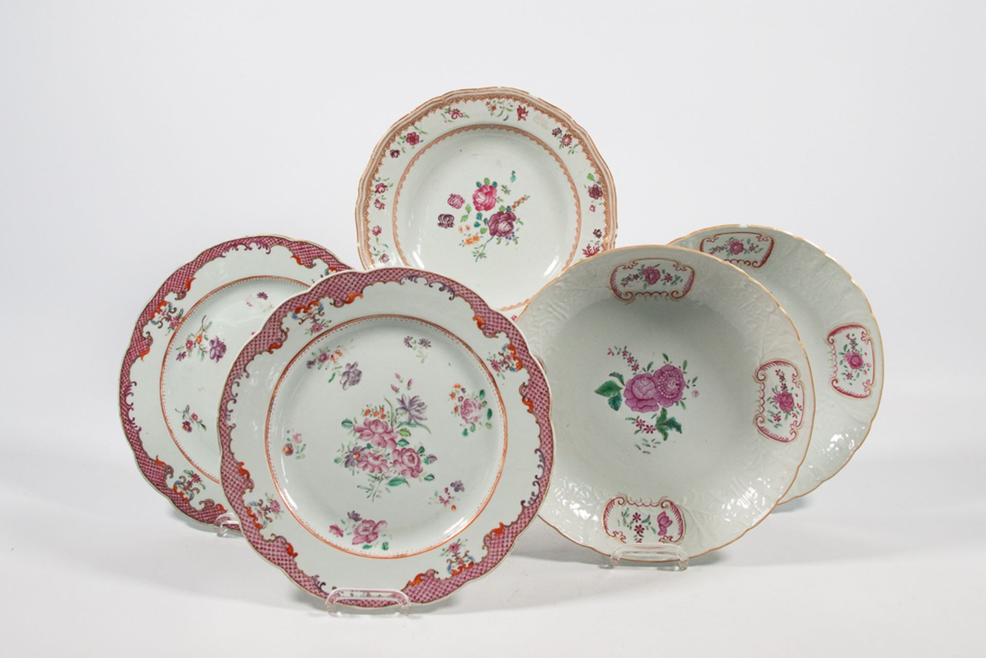 Collection of 5 Famille rose plates - Bild 19 aus 33