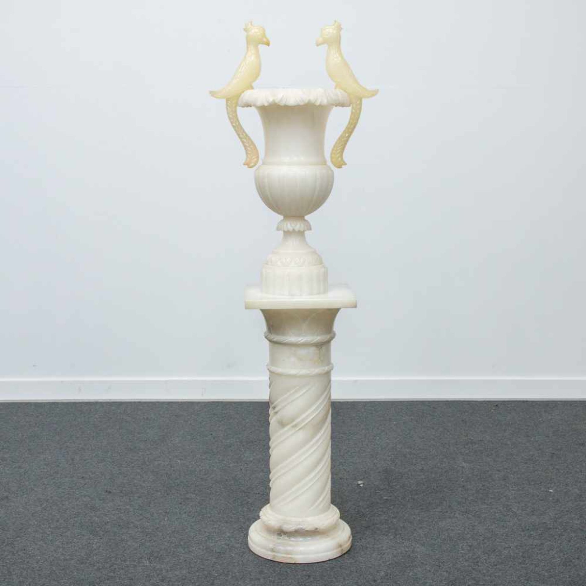 Alabaster Display vase, with birds - Bild 3 aus 11
