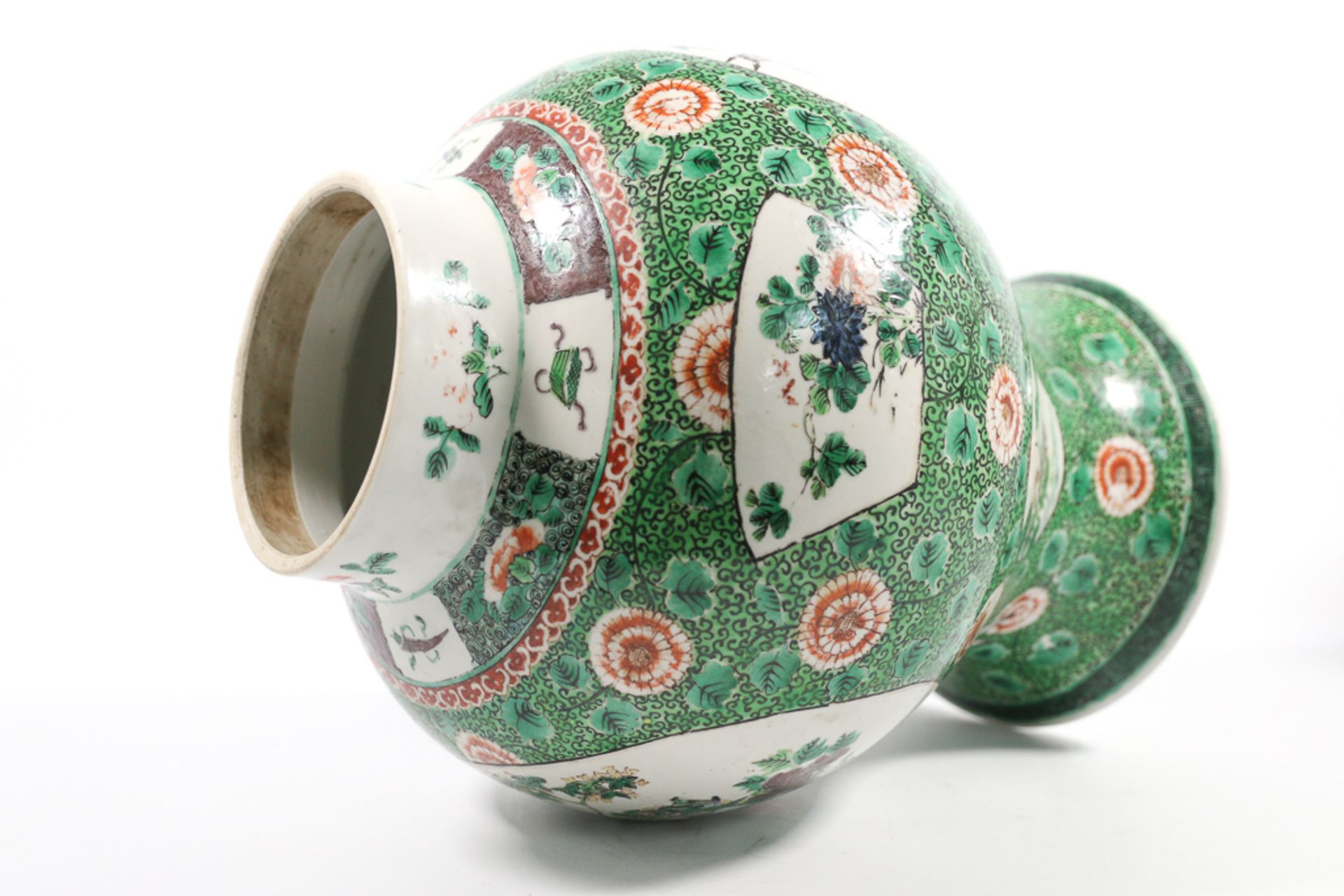 Pair of Chinese vases with lid, famille verte - Bild 13 aus 15