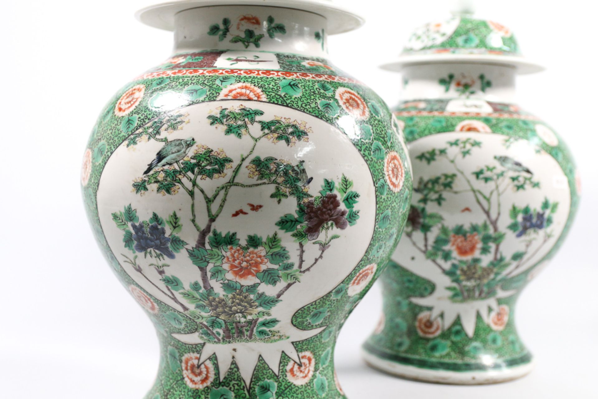 Pair of Chinese vases with lid, famille verte - Bild 12 aus 15