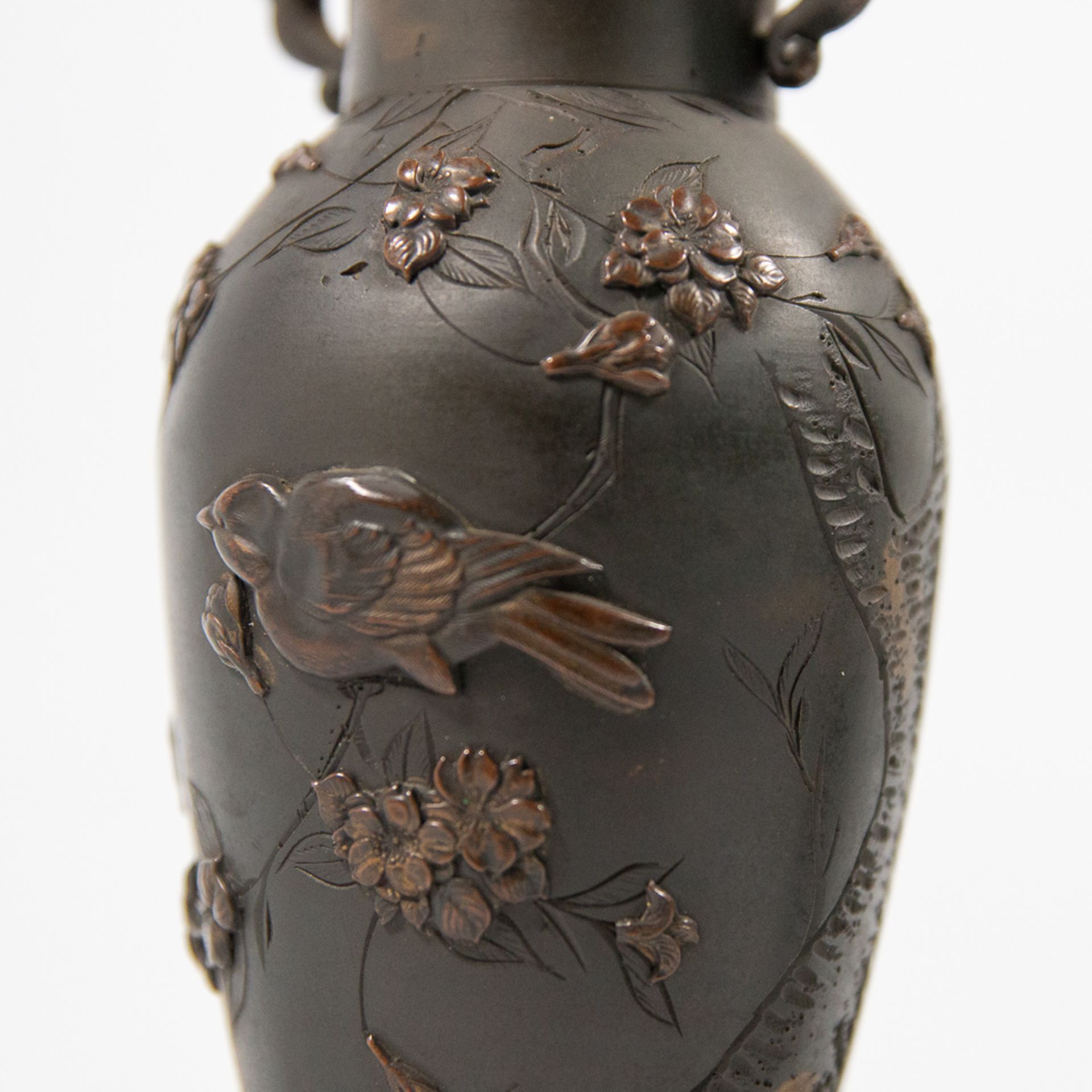 Pair of Japanese small vases. - Image 4 of 10