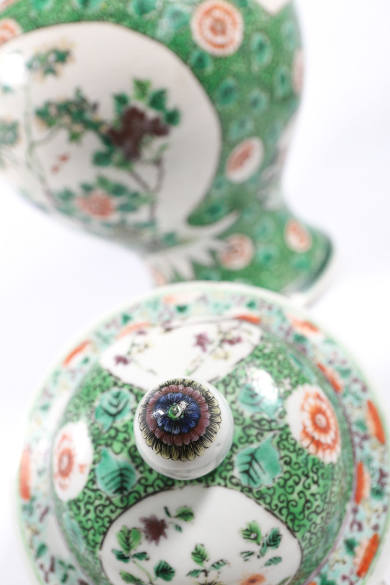 Pair of Chinese vases with lid, famille verte - Bild 15 aus 15