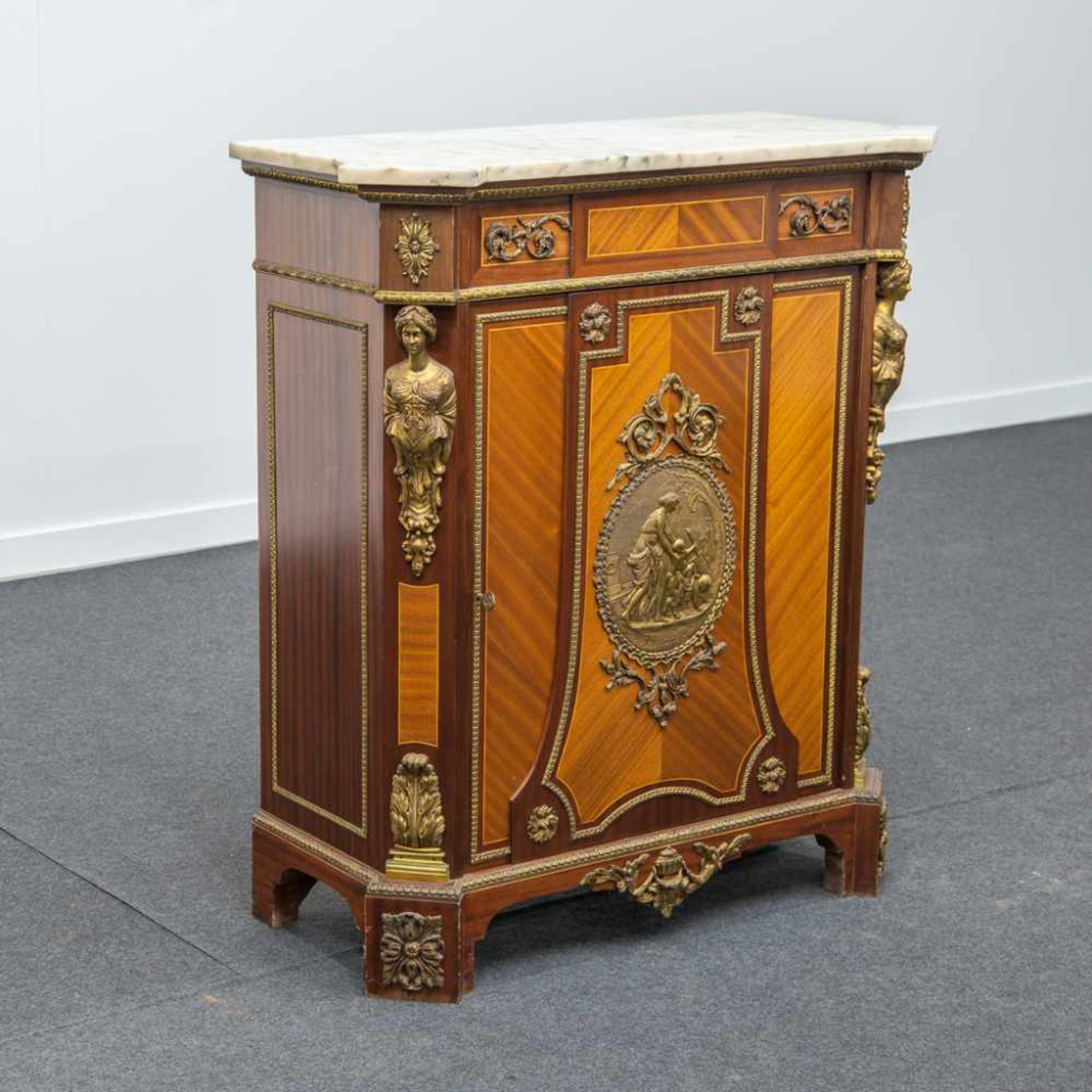 Commode with marquetry inlay